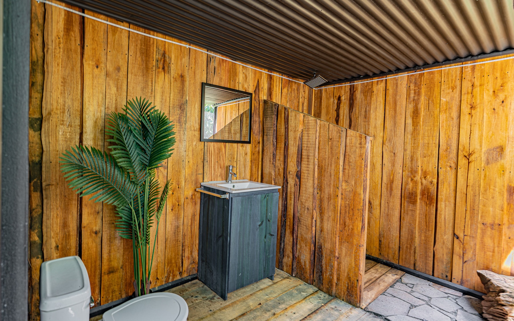 CABIN WITH DIRECT RIVER ACCESS AND PRIVATE BEACH NEAR DOMINICAL, IN PLATANILLO