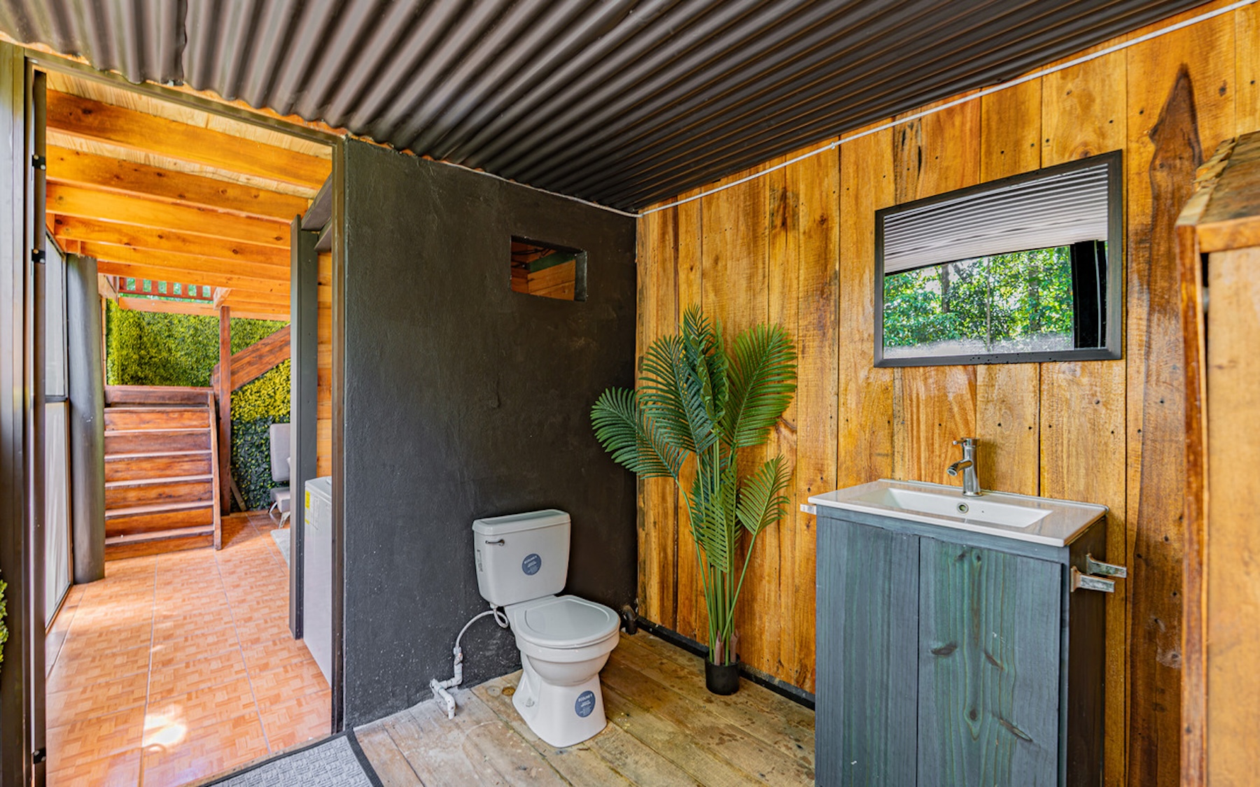 CABIN WITH DIRECT RIVER ACCESS AND PRIVATE BEACH NEAR DOMINICAL, IN PLATANILLO