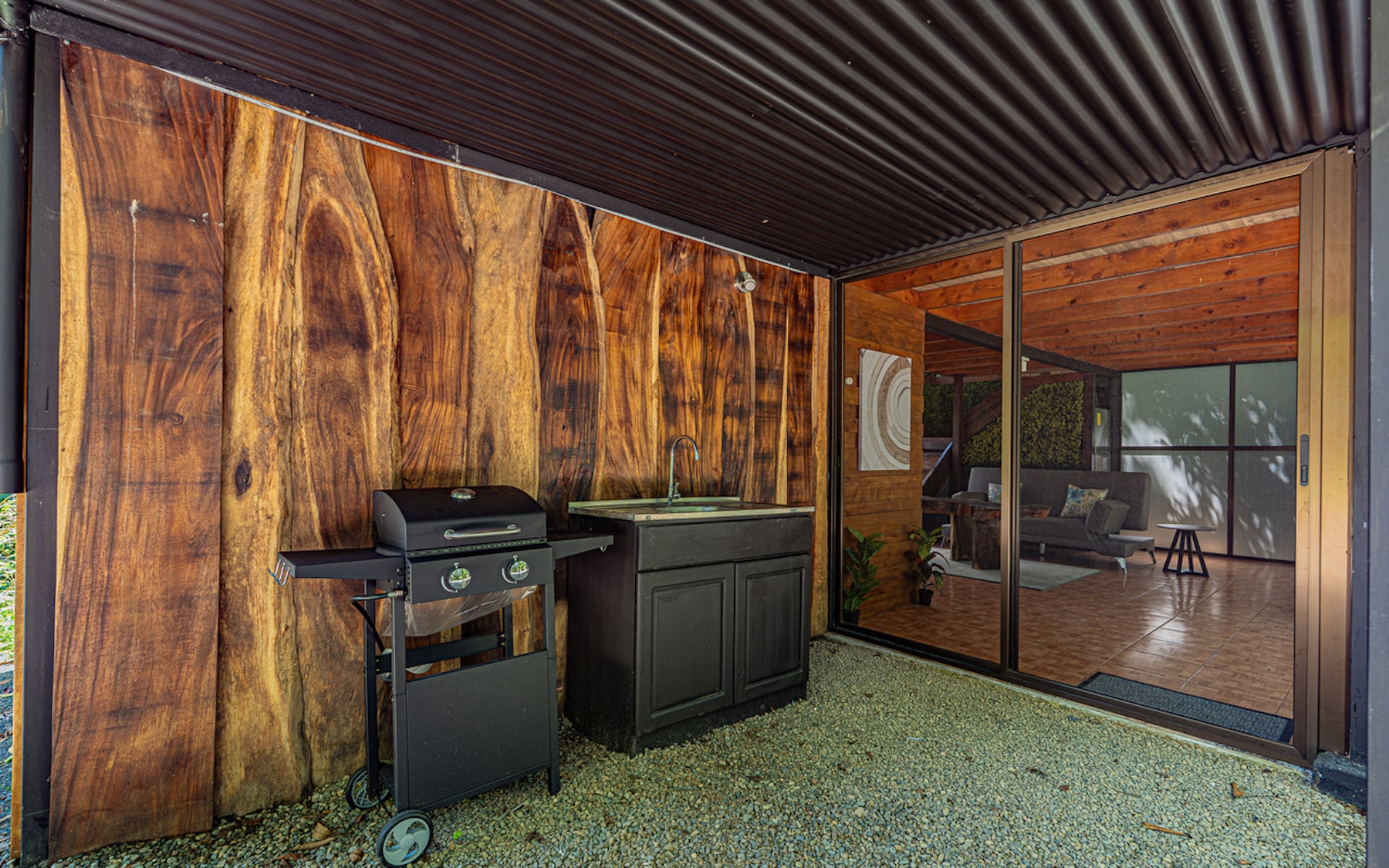 CABIN WITH DIRECT RIVER ACCESS AND PRIVATE BEACH NEAR DOMINICAL, IN PLATANILLO