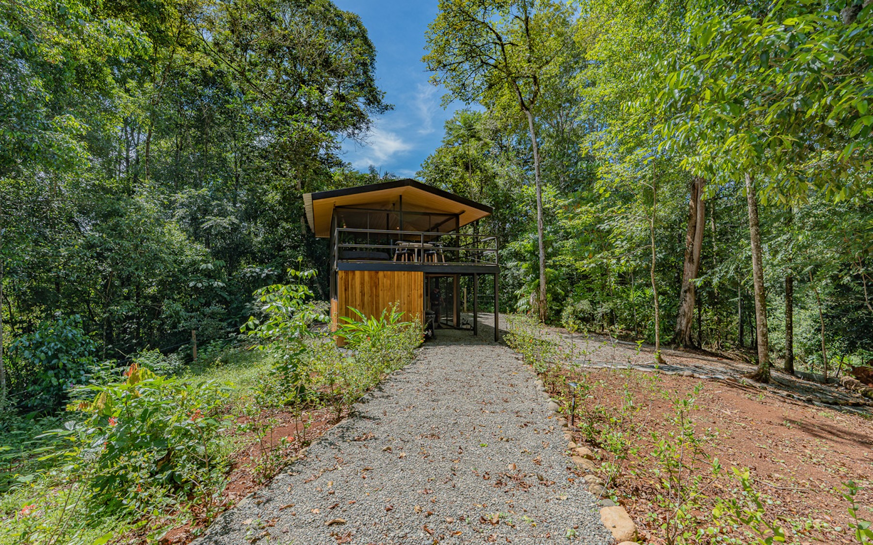 CABIN WITH DIRECT RIVER ACCESS AND PRIVATE BEACH NEAR DOMINICAL, IN PLATANILLO