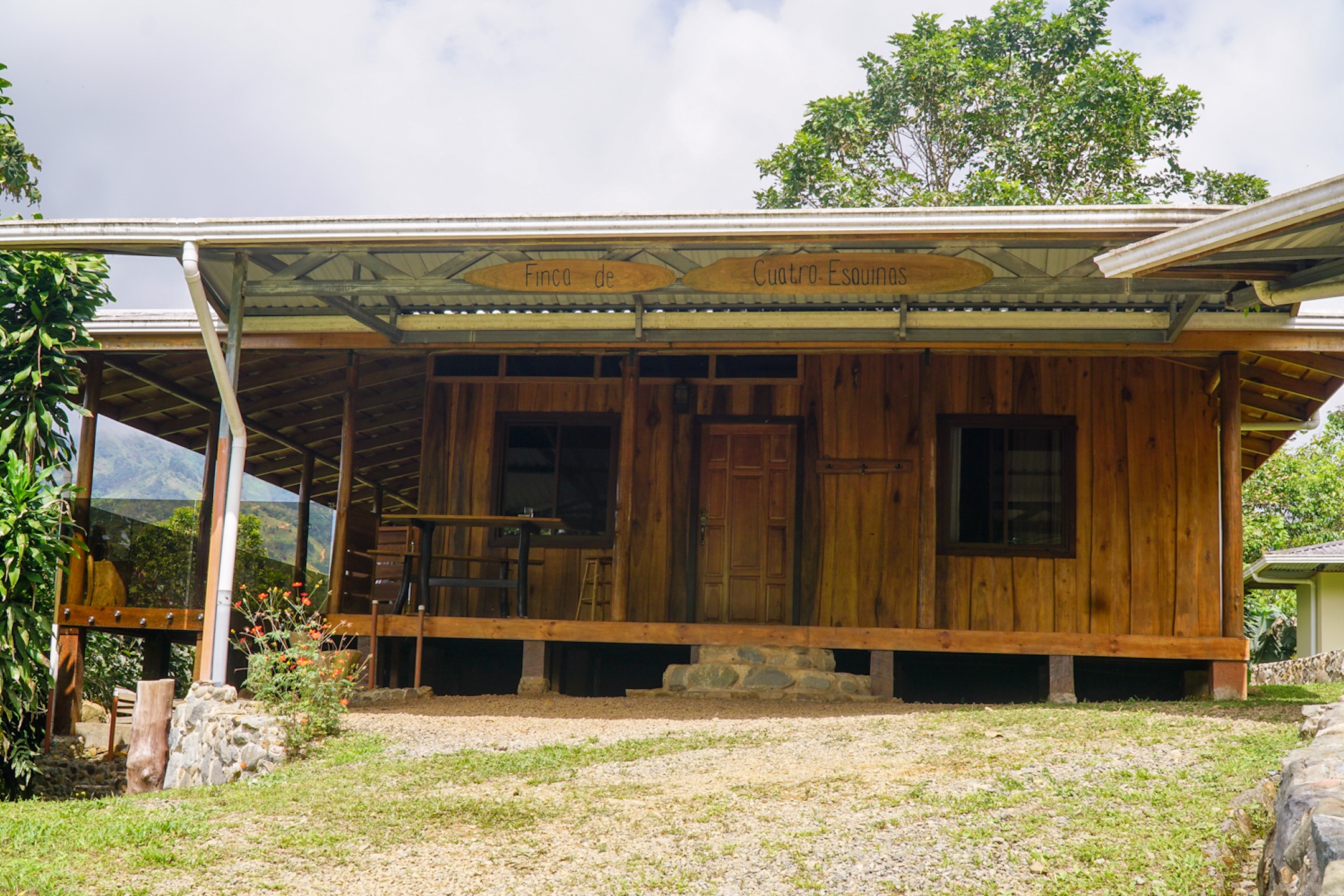 MOUNTAIN ESTATE WITH AGRICULTURAL PRODUCTION AND ECO-FRIENDLY HOUSE, IN ZAPOTAL PEREZ ZELEDON