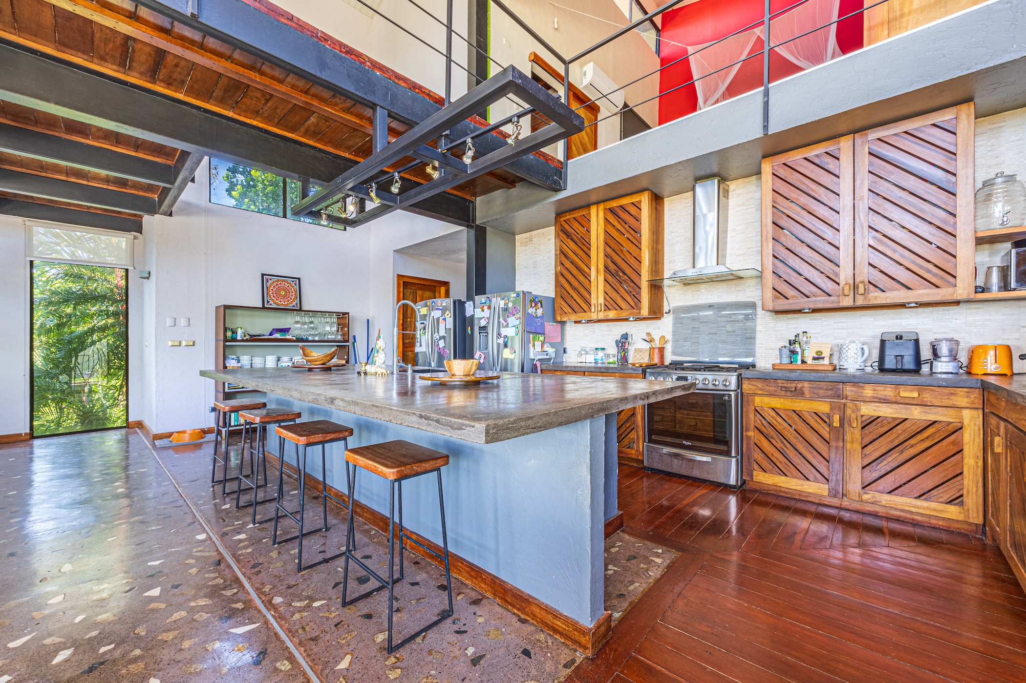 LUXURY RESIDENCE 3 BEDROOM HOME ON 6 ACRES WITH PACIFIC OCEAN VIEWS, IN MATAPALO