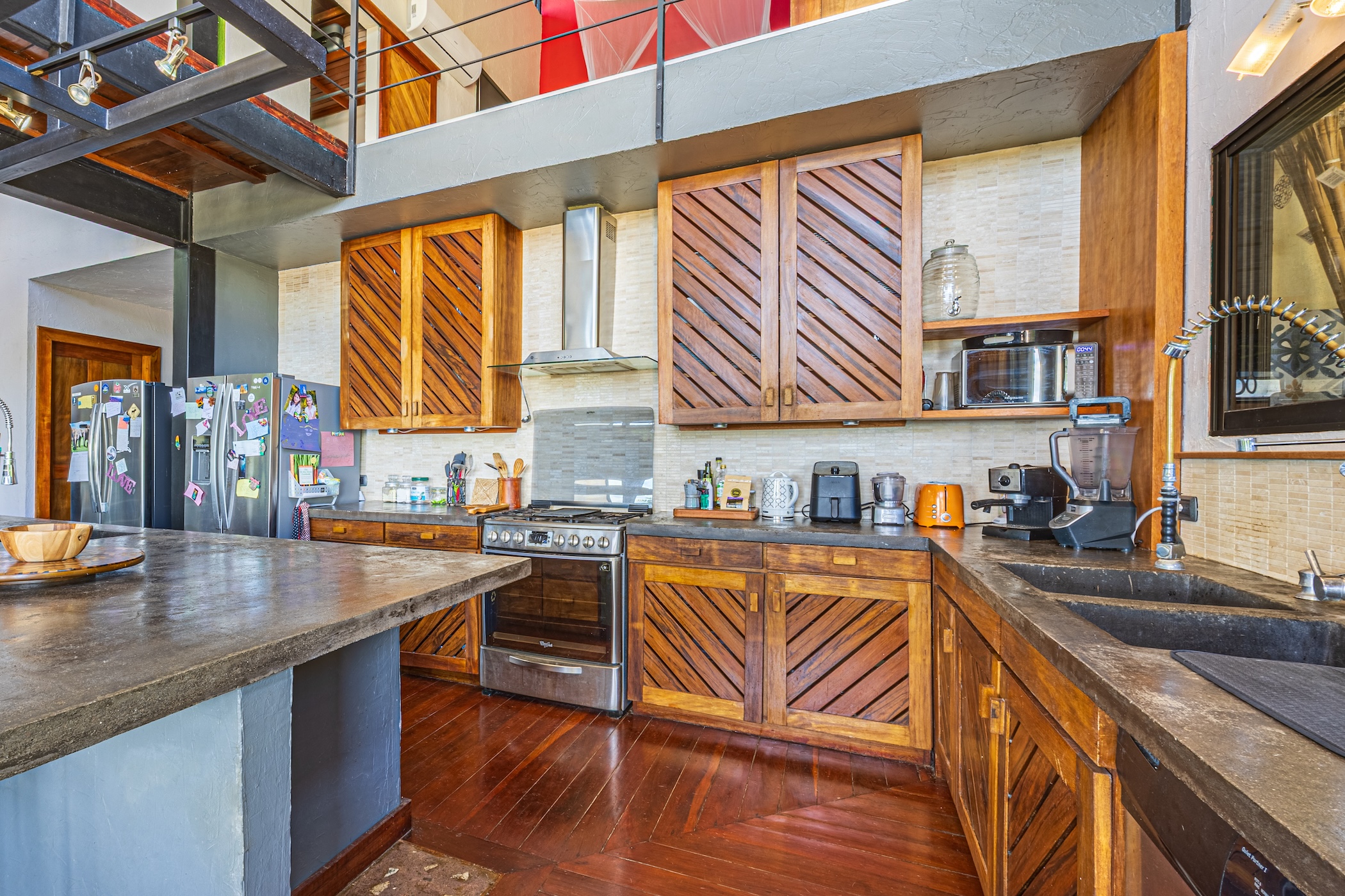 LUXURY RESIDENCE 3 BEDROOM HOME ON 6 ACRES WITH PACIFIC OCEAN VIEWS, IN MATAPALO