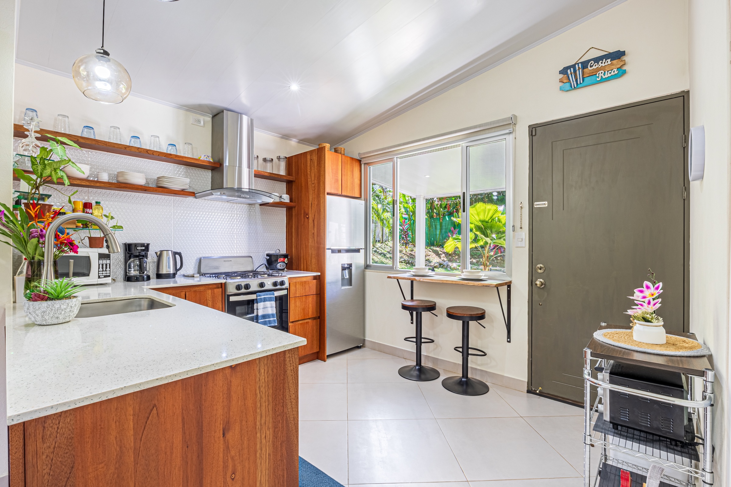 HOUSE WITH PRIVATE POOL AND TROPICAL GARDENS NEAR THE BEACH, IN BAHÍA BALLENA, UVITA