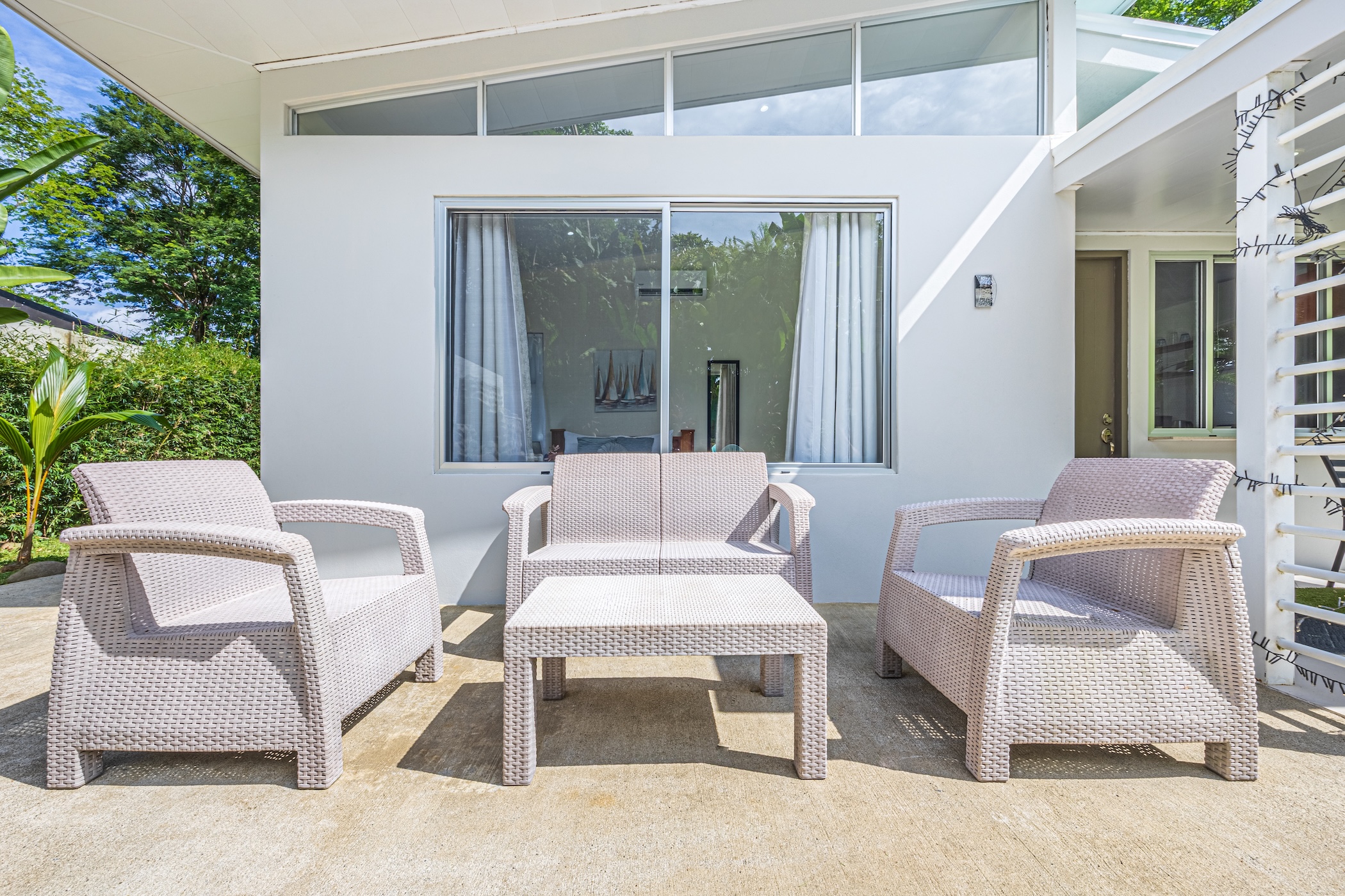 HOUSE WITH PRIVATE POOL AND TROPICAL GARDENS NEAR THE BEACH, IN BAHÍA BALLENA, UVITA