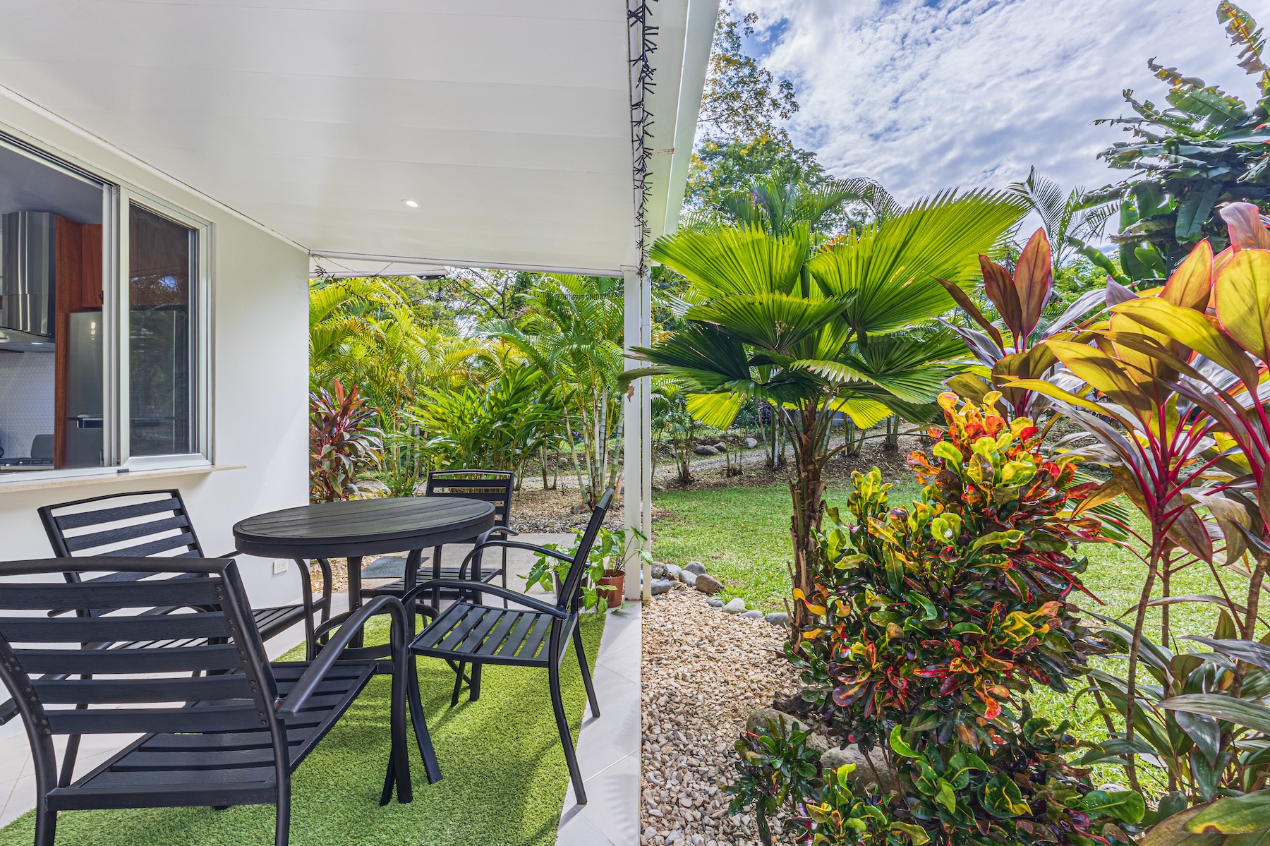 HOUSE WITH PRIVATE POOL AND TROPICAL GARDENS NEAR THE BEACH, IN BAHÍA BALLENA, UVITA