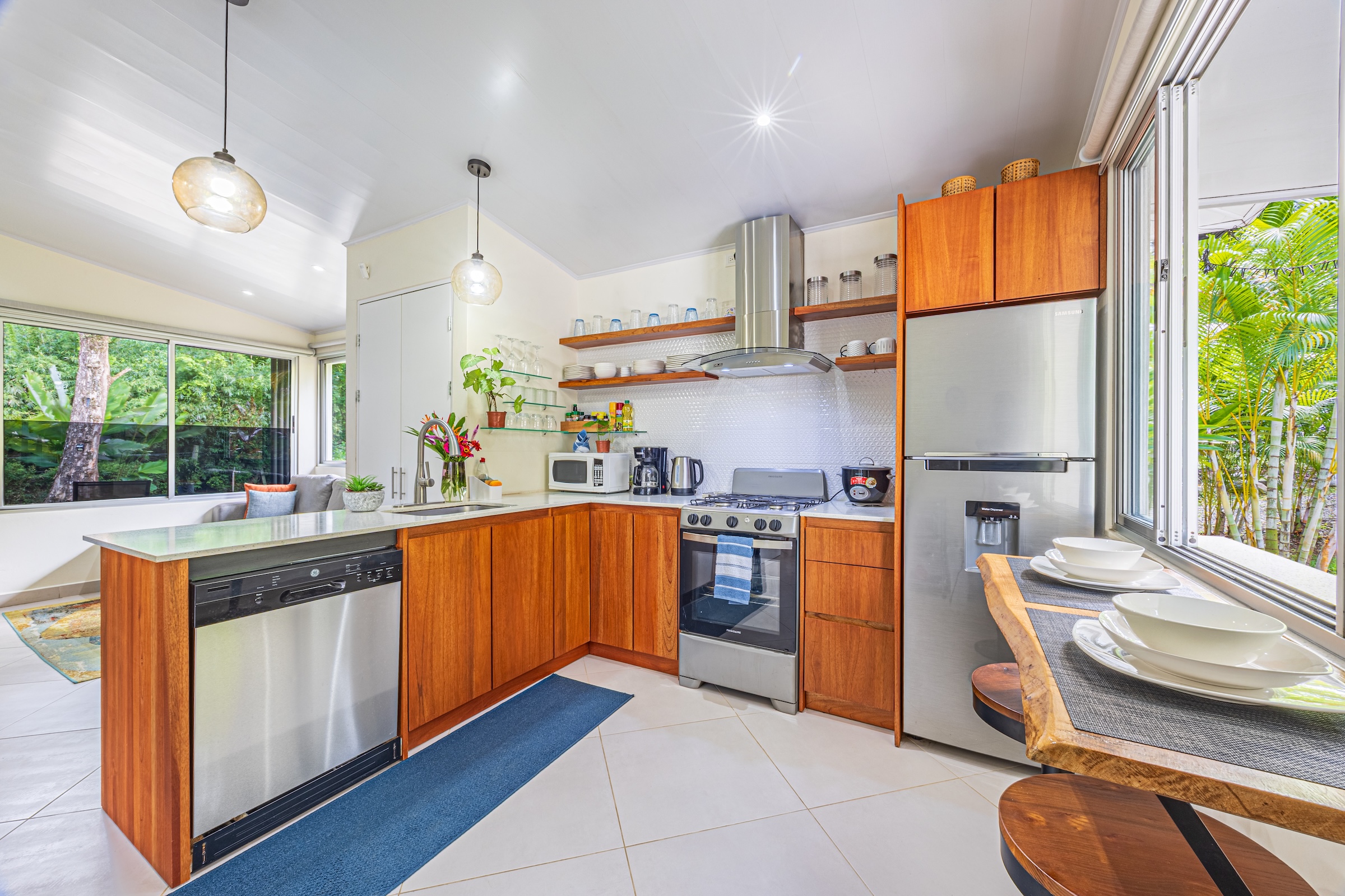 HOUSE WITH PRIVATE POOL AND TROPICAL GARDENS NEAR THE BEACH, IN BAHÍA BALLENA, UVITA