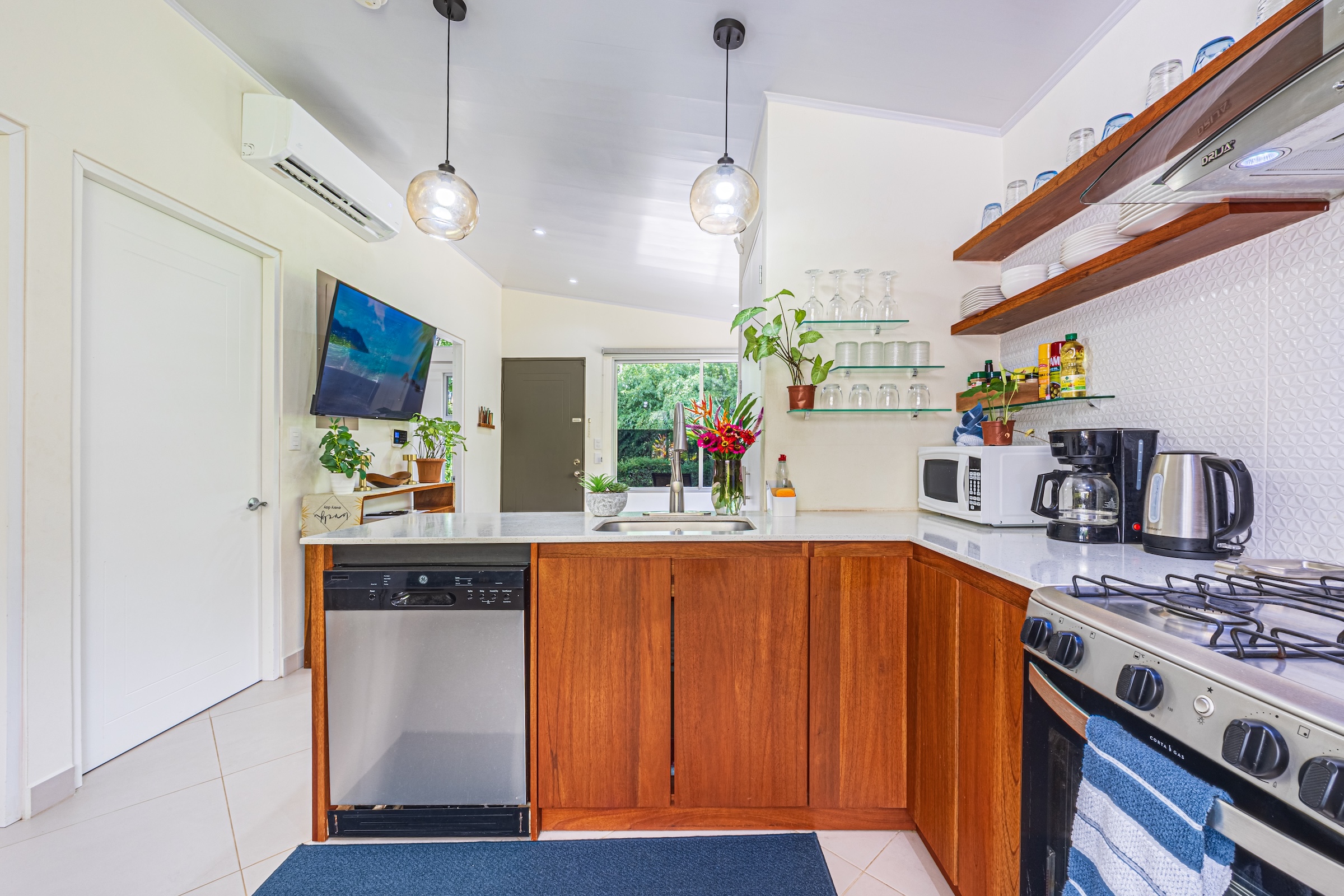 HOUSE WITH PRIVATE POOL AND TROPICAL GARDENS NEAR THE BEACH, IN BAHÍA BALLENA, UVITA