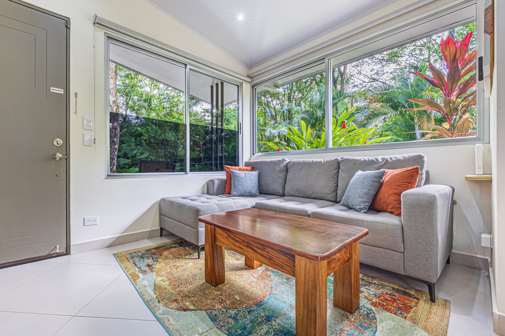 HOUSE WITH PRIVATE POOL AND TROPICAL GARDENS NEAR THE BEACH, IN BAHÍA BALLENA, UVITA