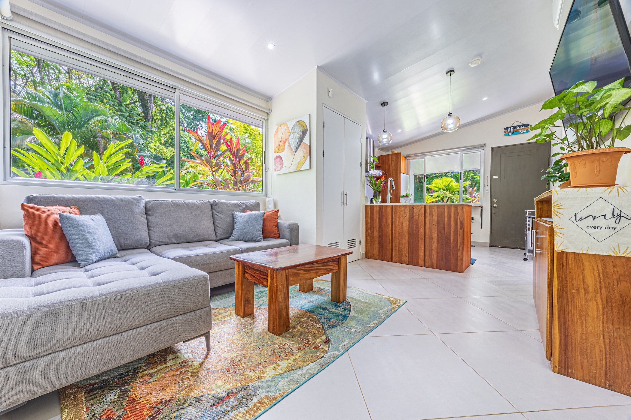 HOUSE WITH PRIVATE POOL AND TROPICAL GARDENS NEAR THE BEACH, IN BAHÍA BALLENA, UVITA