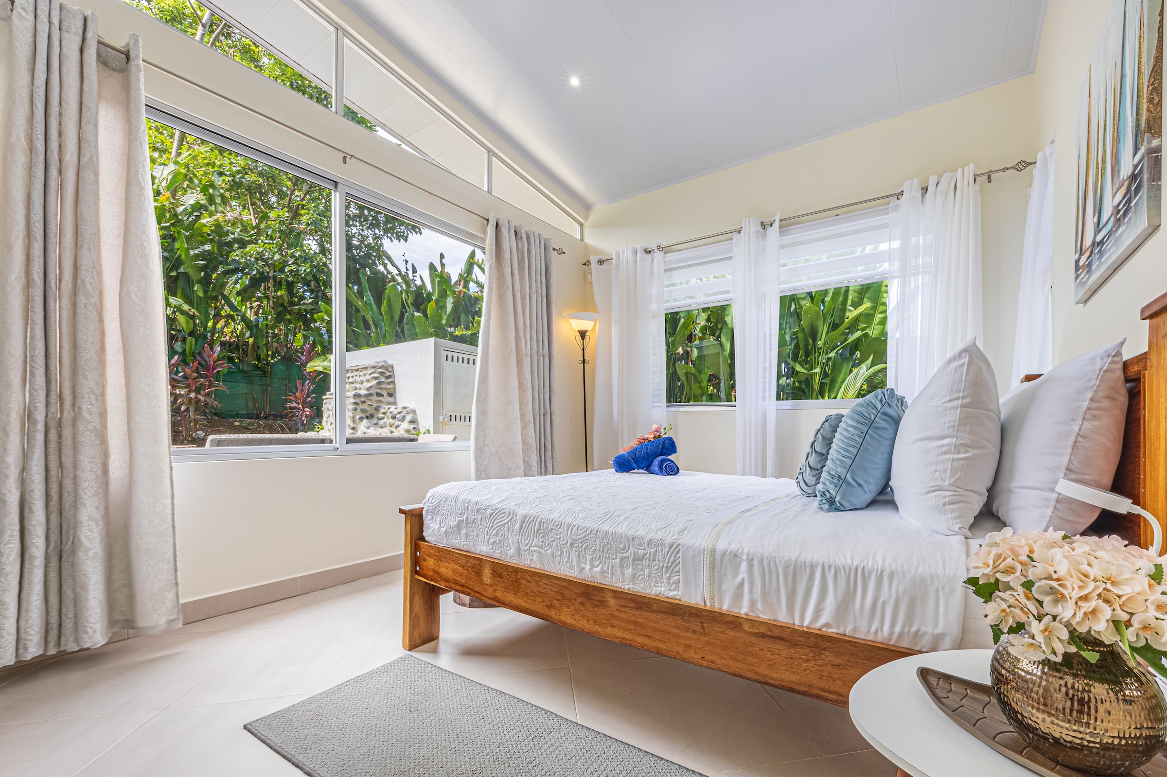 HOUSE WITH PRIVATE POOL AND TROPICAL GARDENS NEAR THE BEACH, IN BAHÍA BALLENA, UVITA