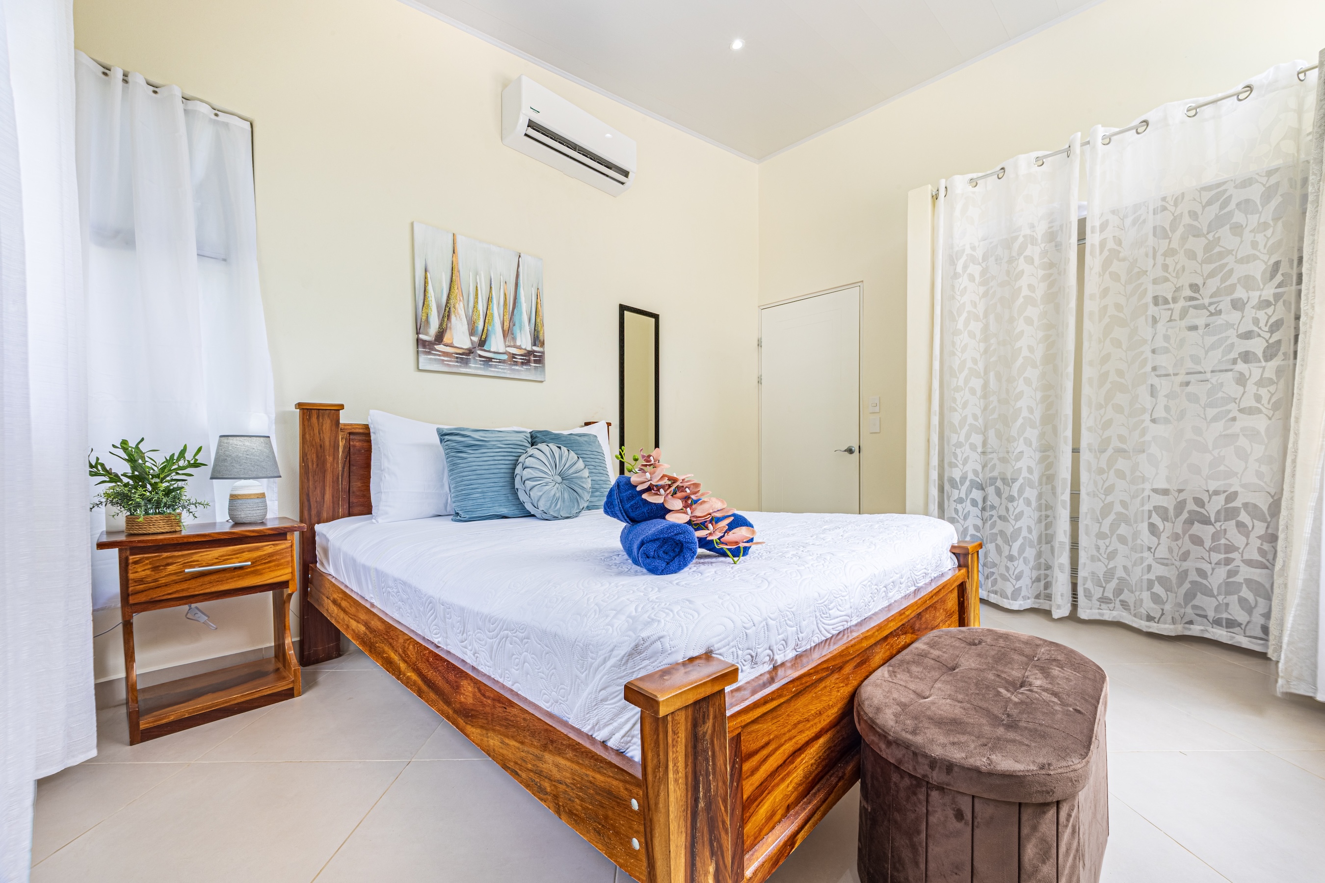 HOUSE WITH PRIVATE POOL AND TROPICAL GARDENS NEAR THE BEACH, IN BAHÍA BALLENA, UVITA
