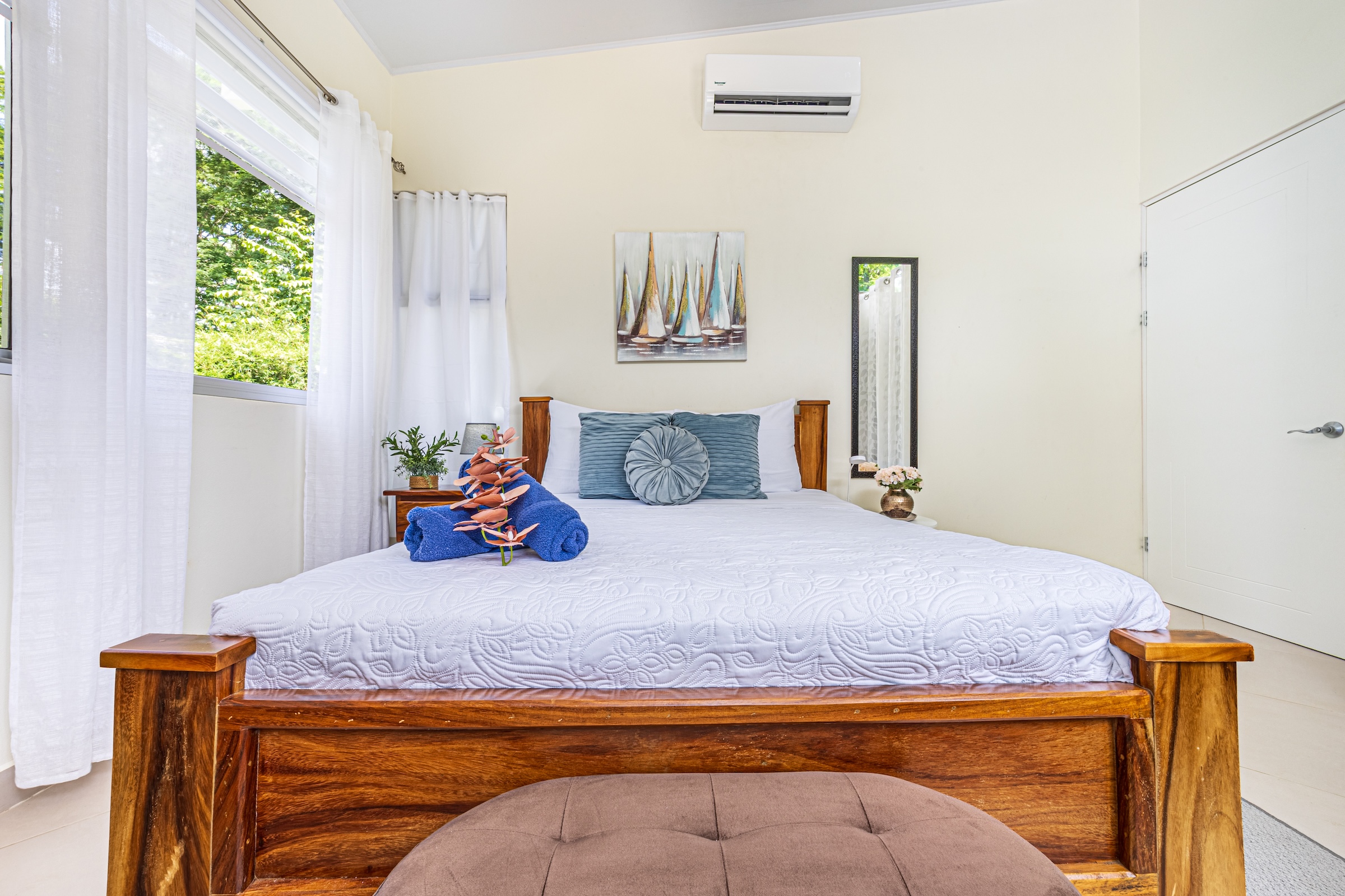 HOUSE WITH PRIVATE POOL AND TROPICAL GARDENS NEAR THE BEACH, IN BAHÍA BALLENA, UVITA