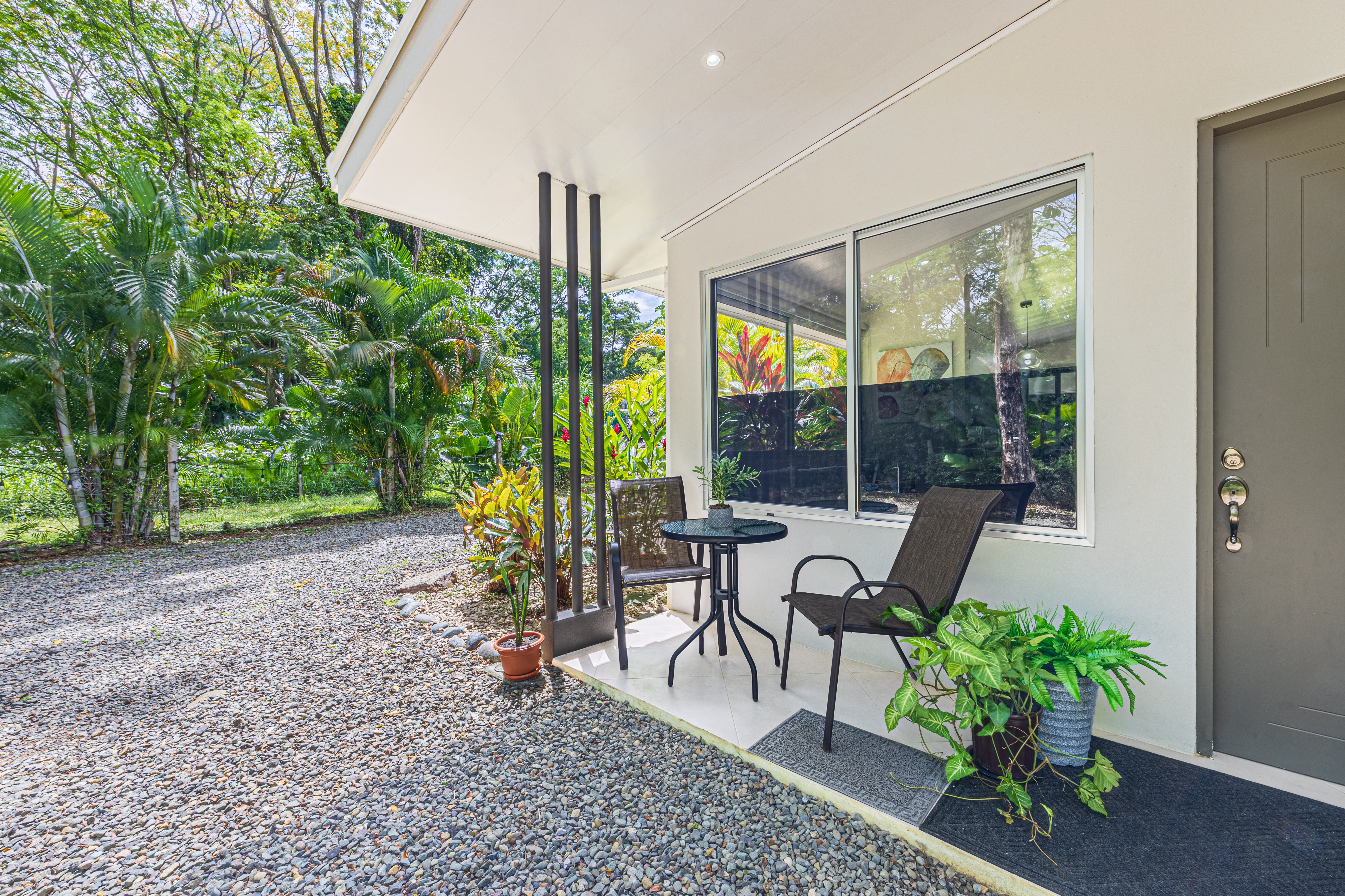 HOUSE WITH PRIVATE POOL AND TROPICAL GARDENS NEAR THE BEACH, IN BAHÍA BALLENA, UVITA