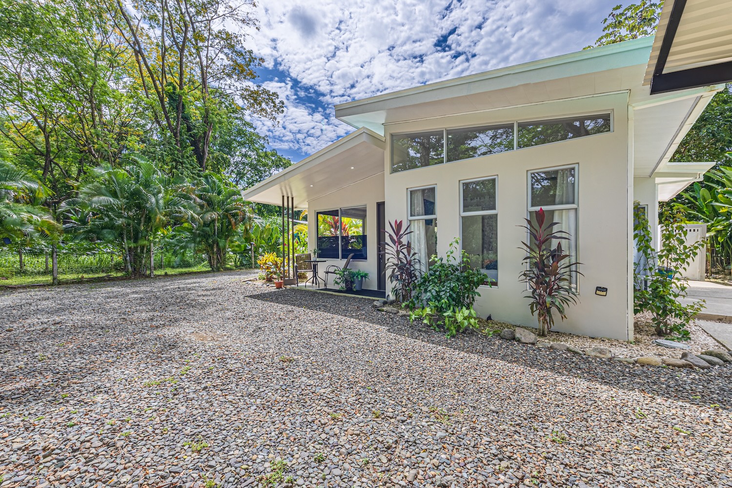 HOUSE WITH PRIVATE POOL AND TROPICAL GARDENS NEAR THE BEACH, IN BAHÍA BALLENA, UVITA