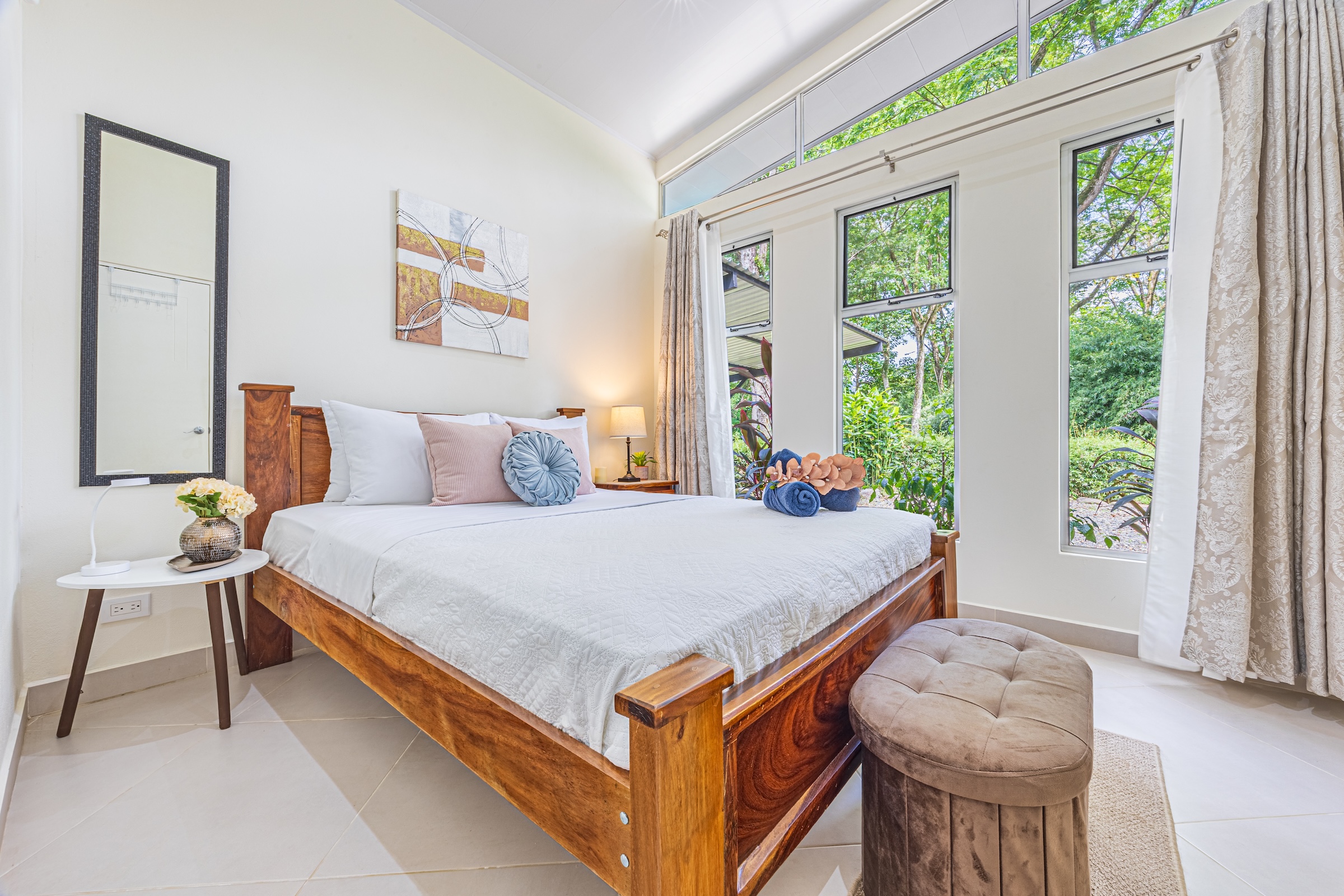 HOUSE WITH PRIVATE POOL AND TROPICAL GARDENS NEAR THE BEACH, IN BAHÍA BALLENA, UVITA