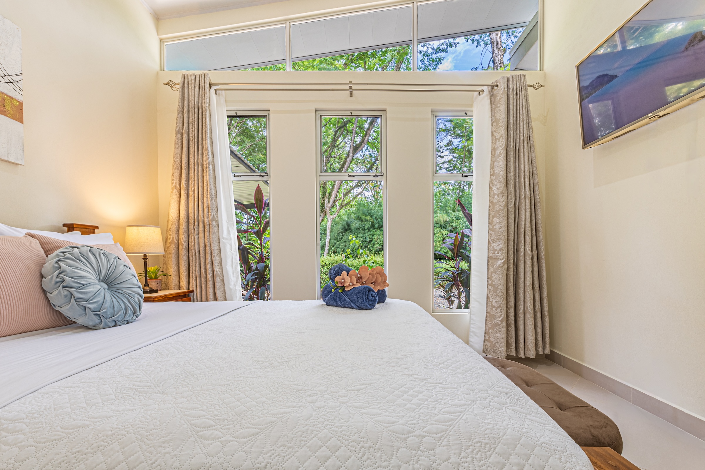 HOUSE WITH PRIVATE POOL AND TROPICAL GARDENS NEAR THE BEACH, IN BAHÍA BALLENA, UVITA
