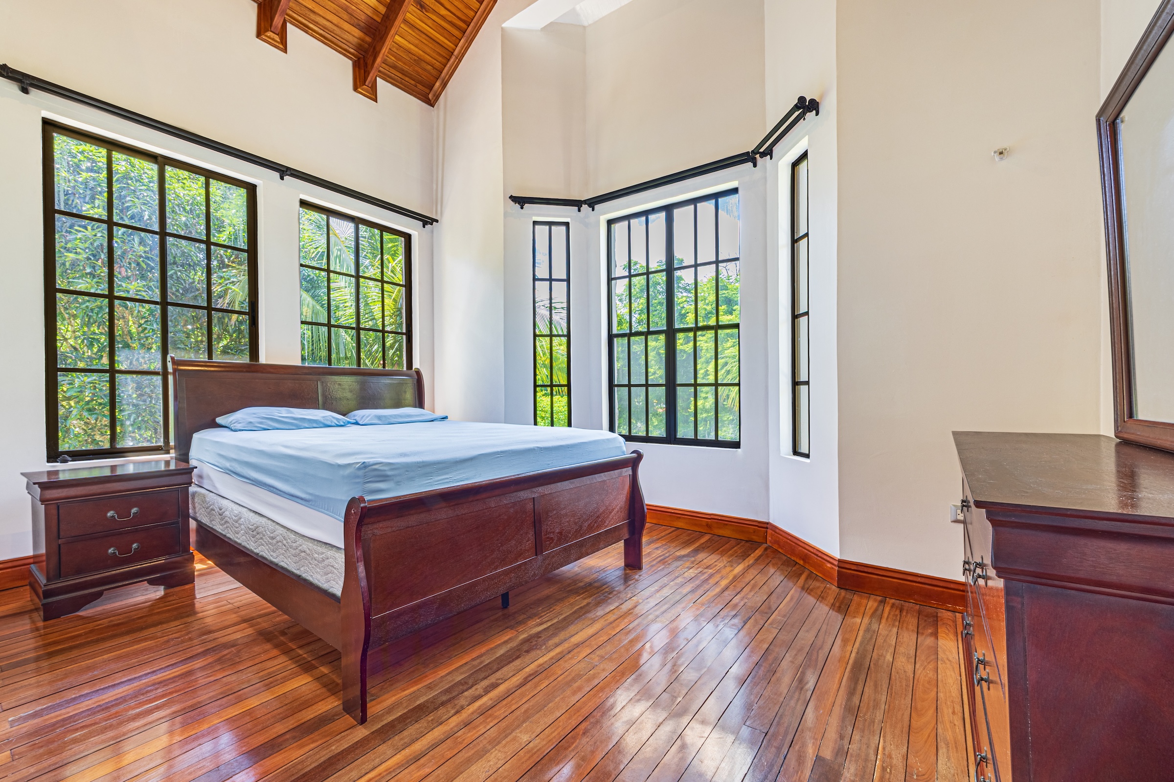 TWO-STORY FAMILY RESIDENCE WITH POOL AND EXPANSIVE GARDENS, IN PÉREZ ZELEDÓN – 4.58 ACRES