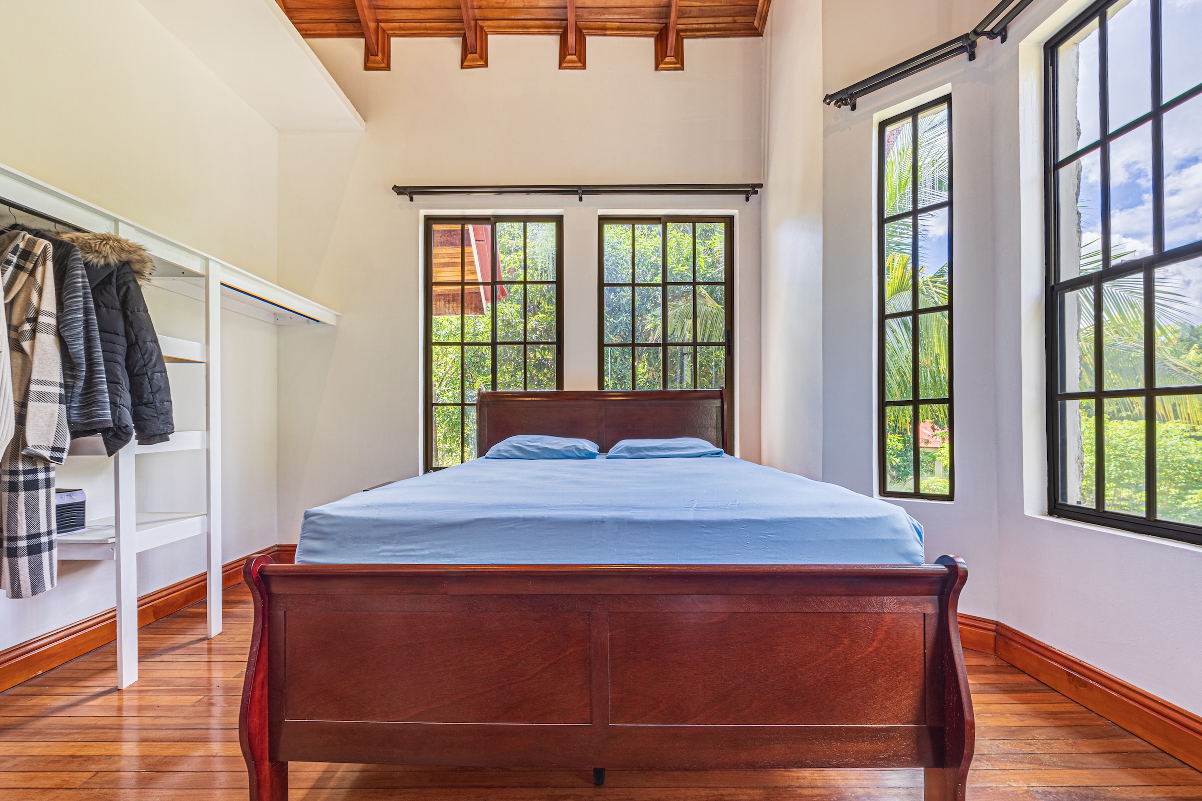 TWO-STORY FAMILY RESIDENCE WITH POOL AND EXPANSIVE GARDENS, IN PÉREZ ZELEDÓN – 4.58 ACRES
