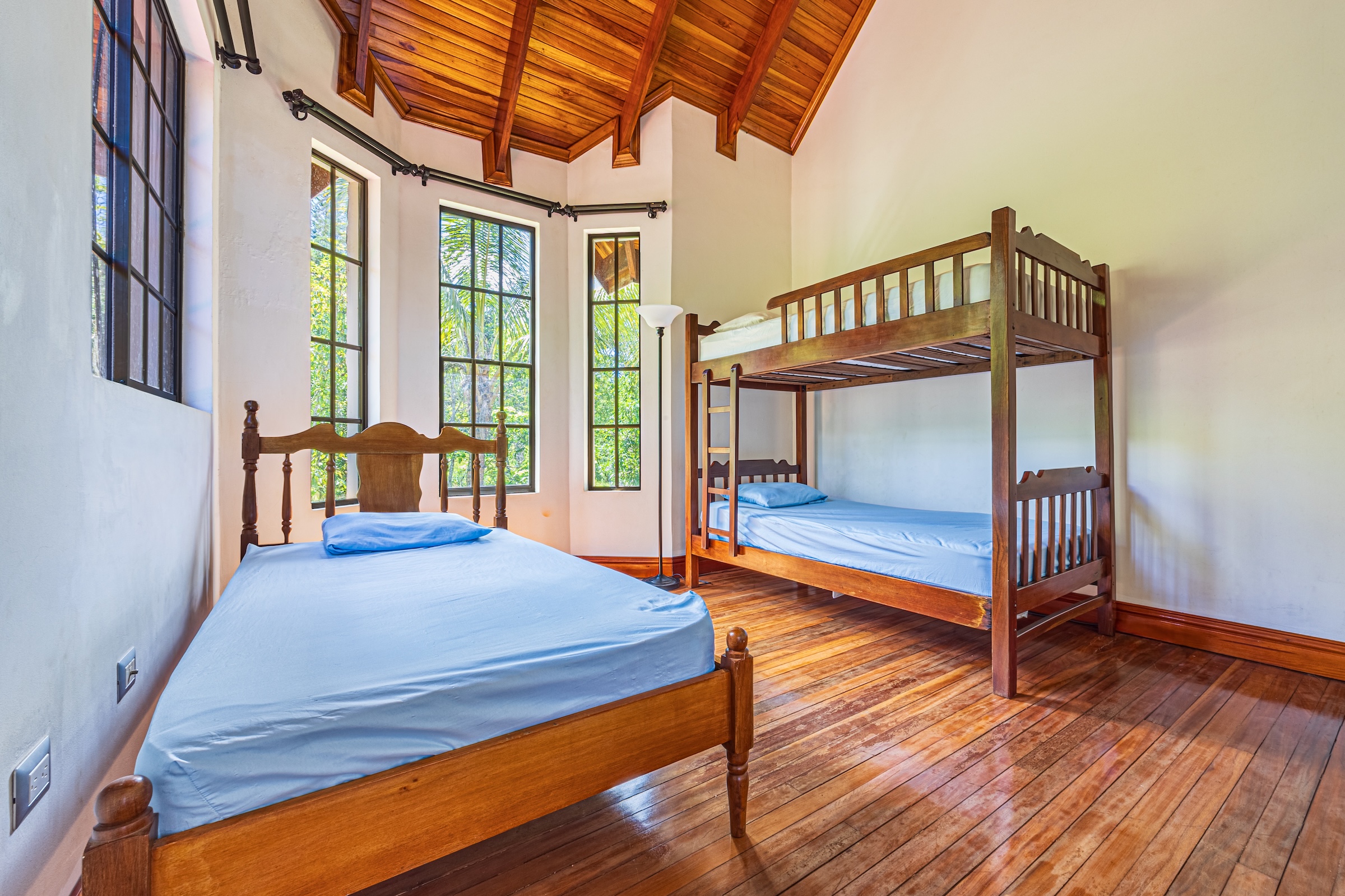 TWO-STORY FAMILY RESIDENCE WITH POOL AND EXPANSIVE GARDENS, IN PÉREZ ZELEDÓN – 4.58 ACRES