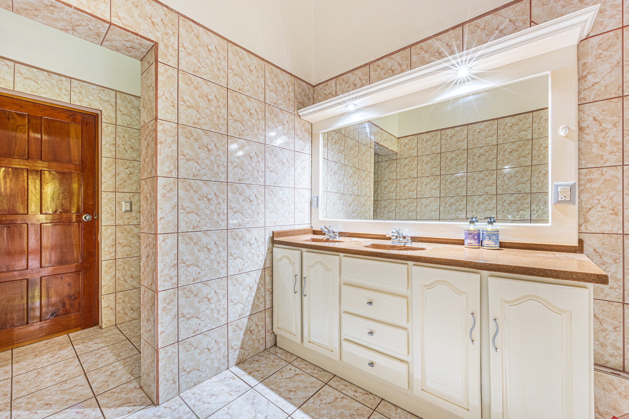 TWO-STORY FAMILY RESIDENCE WITH POOL AND EXPANSIVE GARDENS, IN PÉREZ ZELEDÓN – 4.58 ACRES