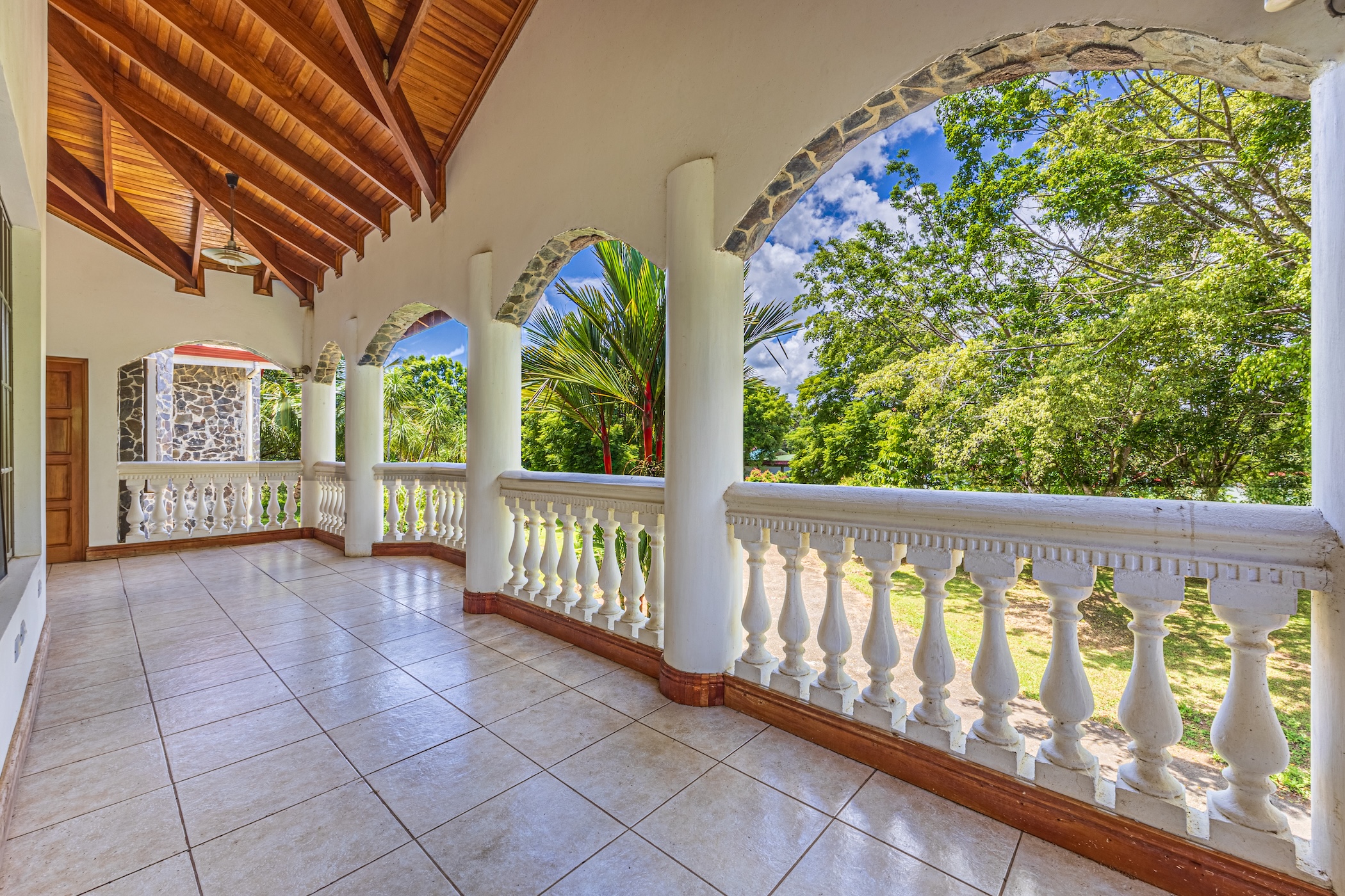 TWO-STORY FAMILY RESIDENCE WITH POOL AND EXPANSIVE GARDENS, IN PÉREZ ZELEDÓN – 4.58 ACRES