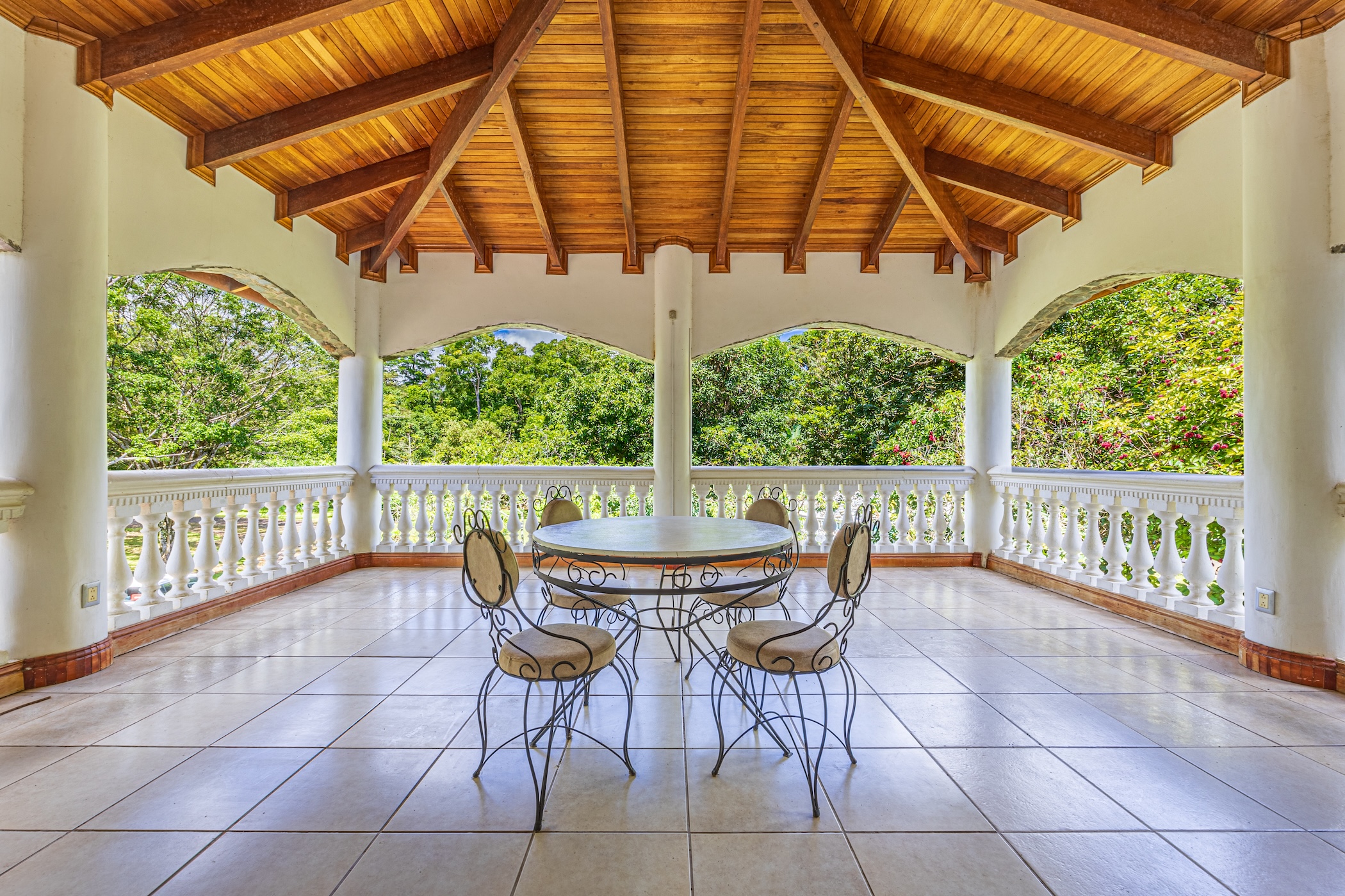 TWO-STORY FAMILY RESIDENCE WITH POOL AND EXPANSIVE GARDENS, IN PÉREZ ZELEDÓN – 4.58 ACRES