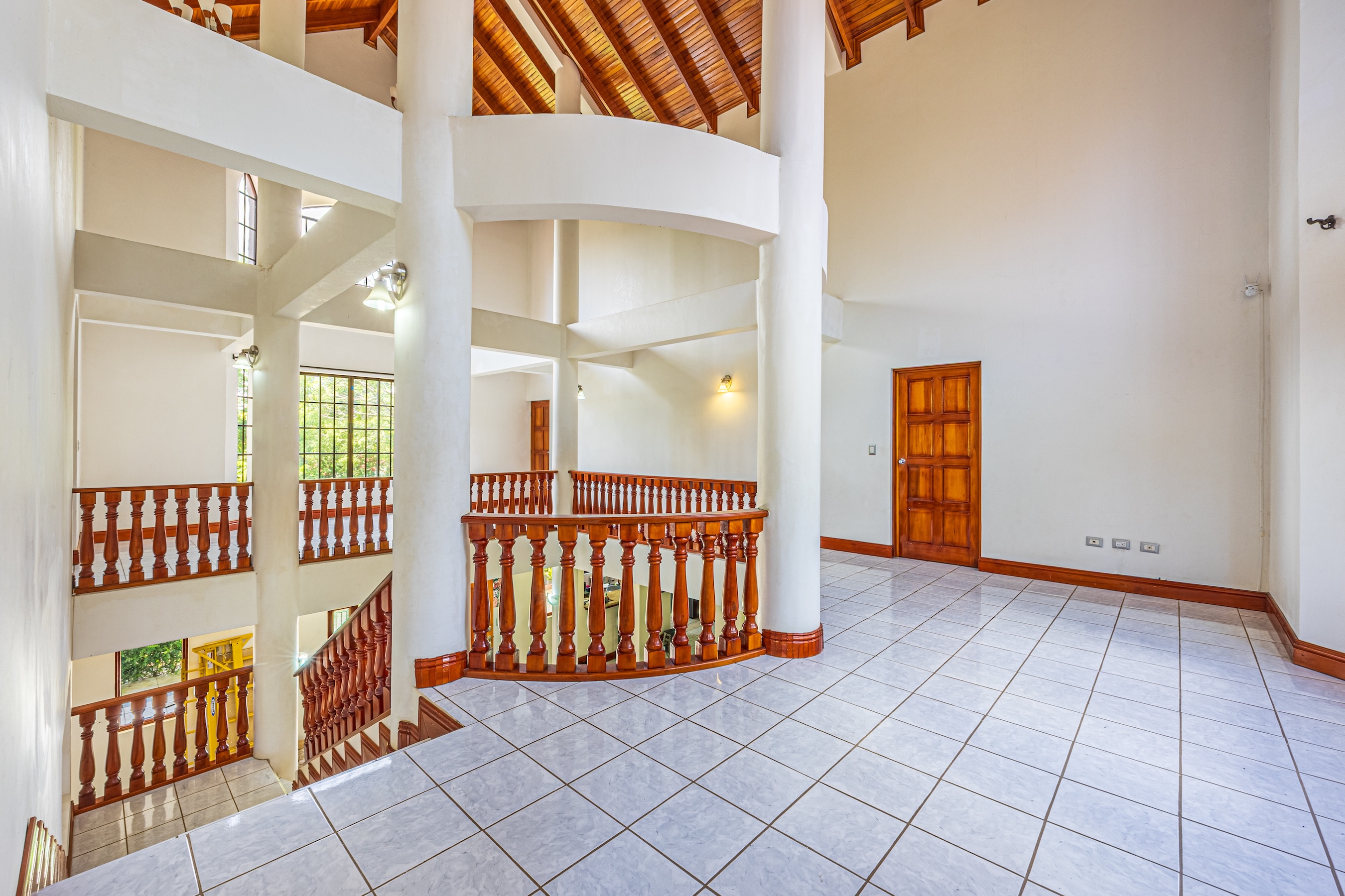 TWO-STORY FAMILY RESIDENCE WITH POOL AND EXPANSIVE GARDENS, IN PÉREZ ZELEDÓN – 4.58 ACRES