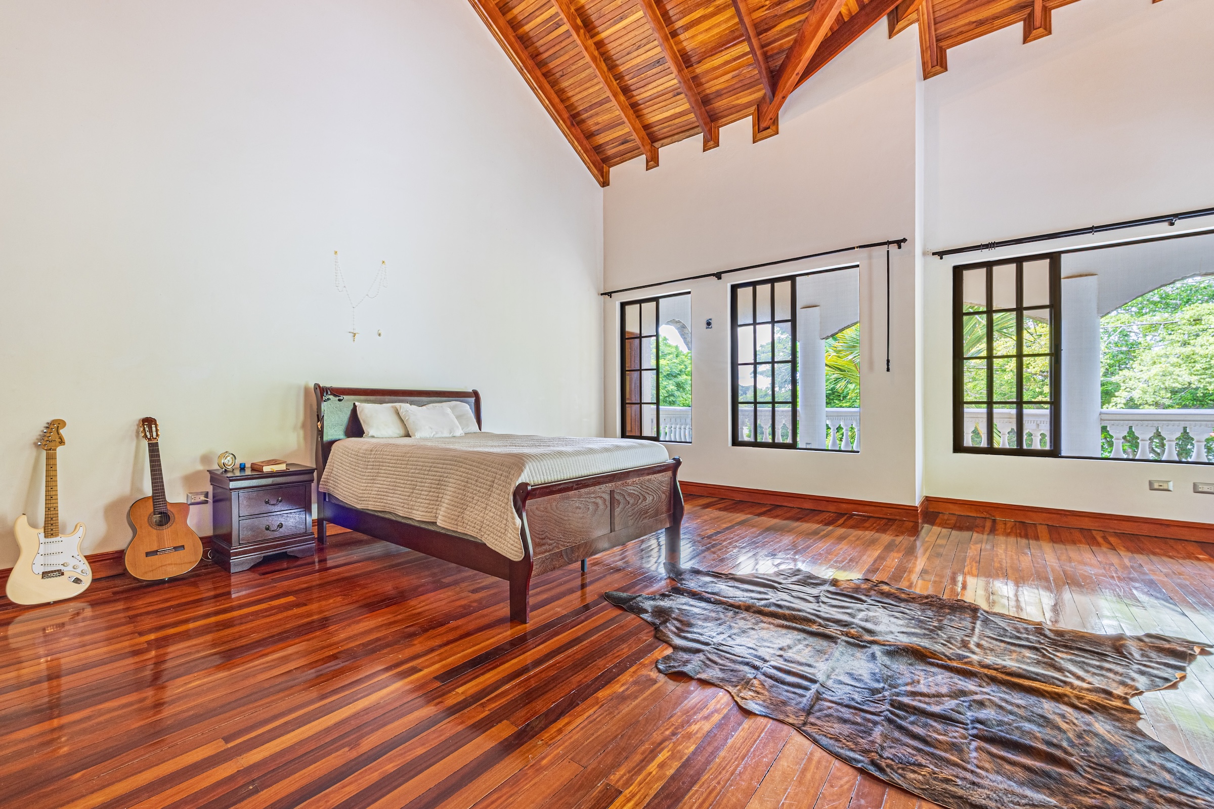 TWO-STORY FAMILY RESIDENCE WITH POOL AND EXPANSIVE GARDENS, IN PÉREZ ZELEDÓN – 4.58 ACRES