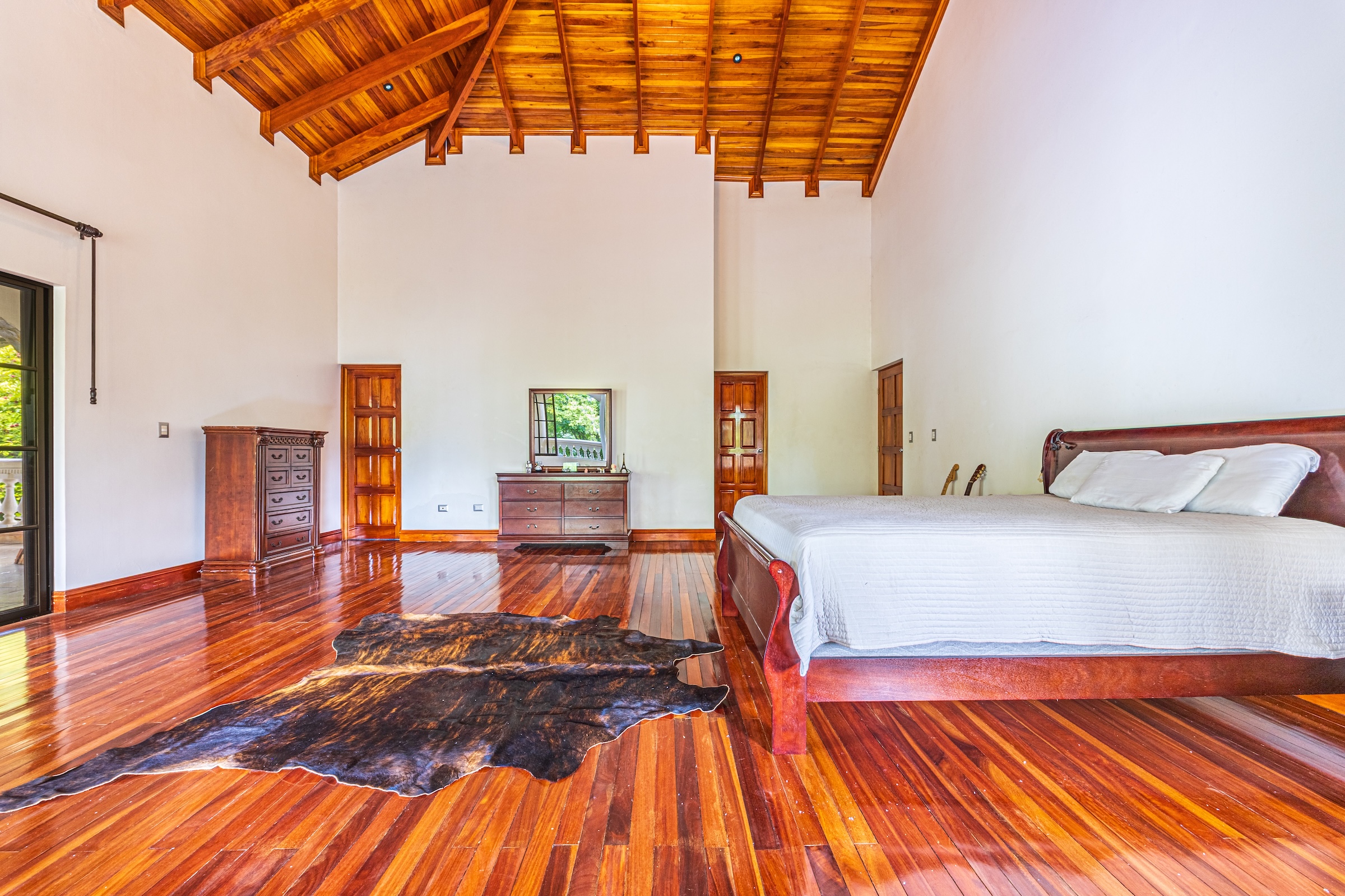 TWO-STORY FAMILY RESIDENCE WITH POOL AND EXPANSIVE GARDENS, IN PÉREZ ZELEDÓN – 4.58 ACRES