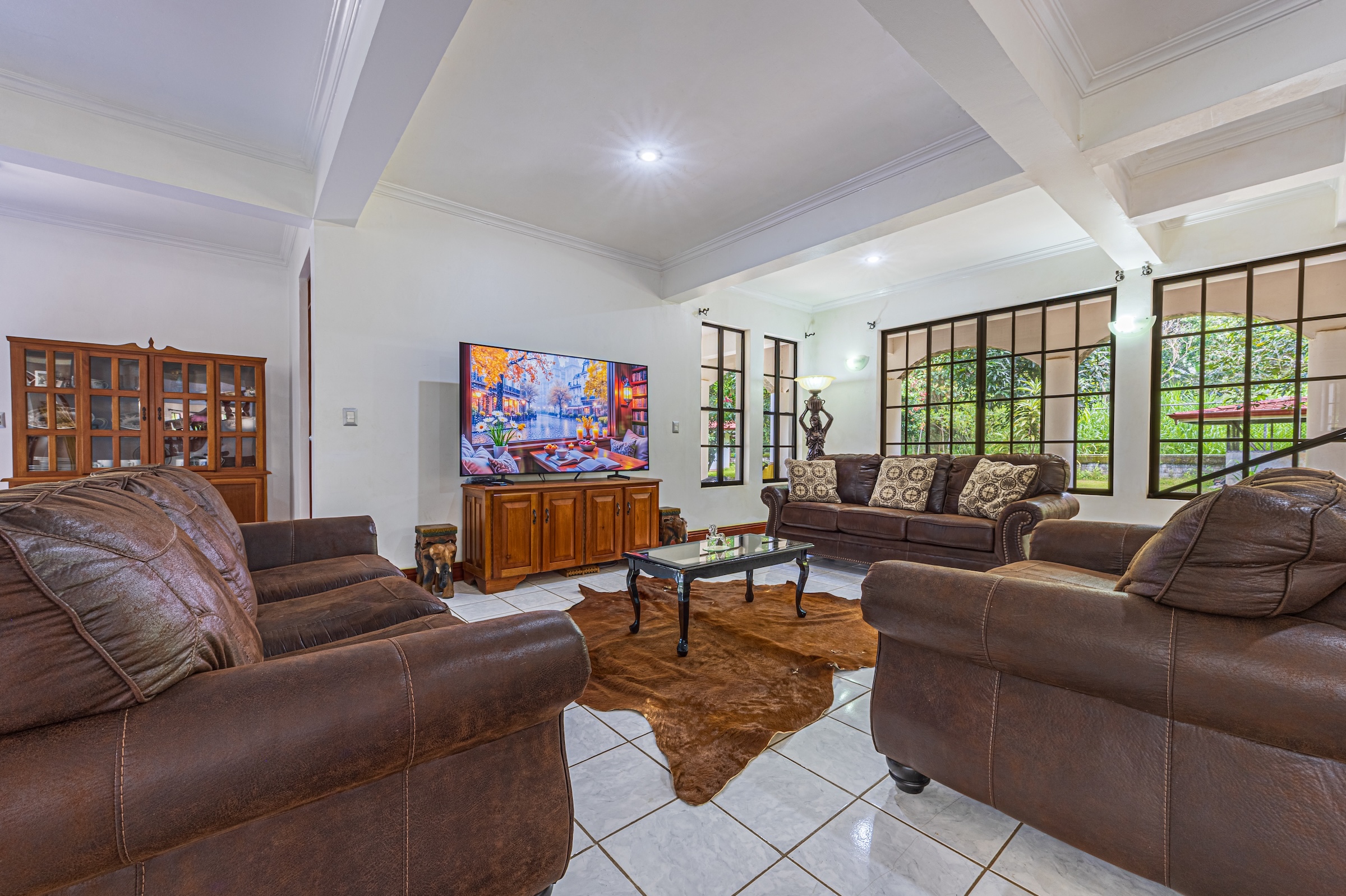 TWO-STORY FAMILY RESIDENCE WITH POOL AND EXPANSIVE GARDENS, IN PÉREZ ZELEDÓN – 4.58 ACRES