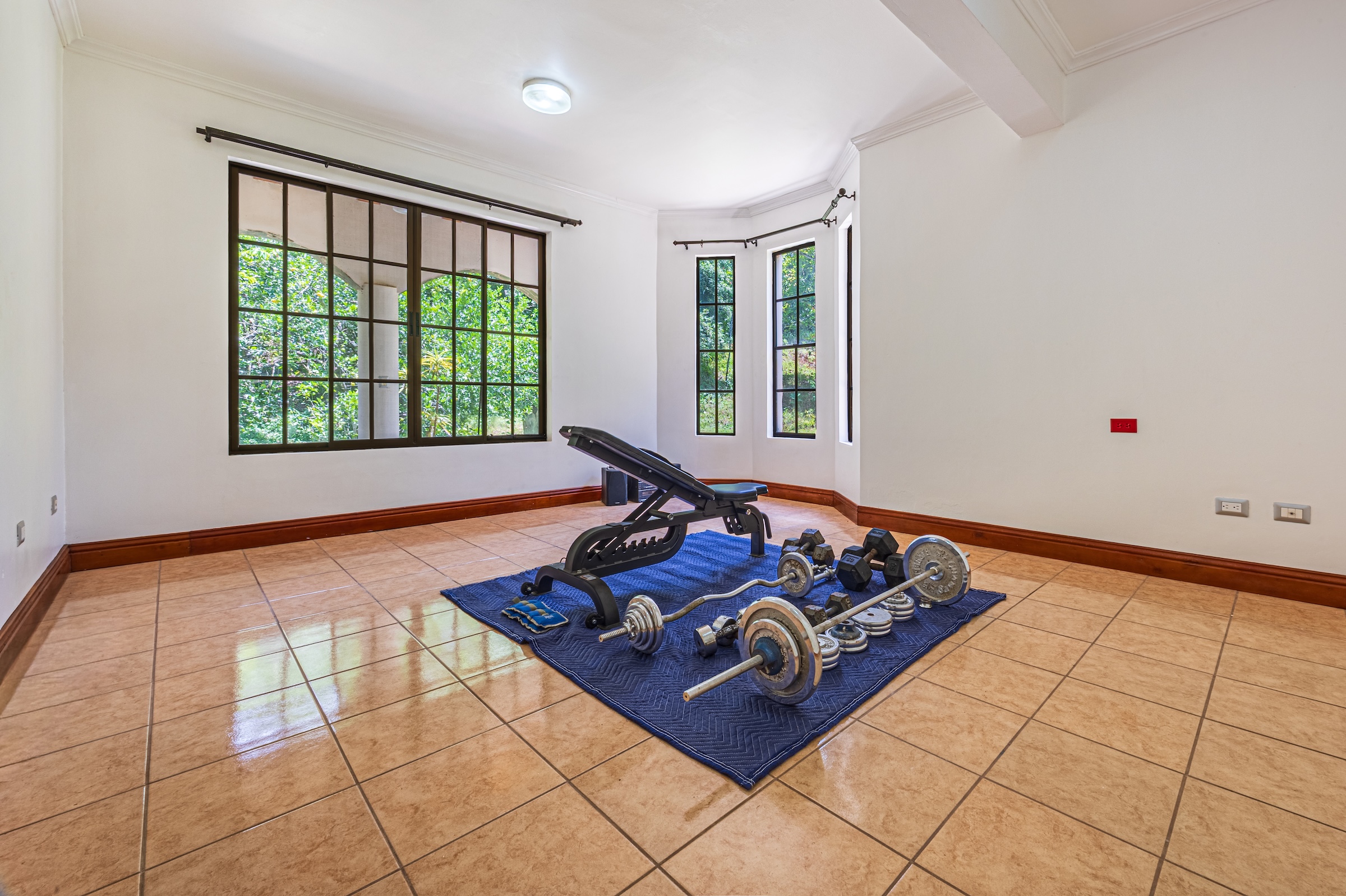 TWO-STORY FAMILY RESIDENCE WITH POOL AND EXPANSIVE GARDENS, IN PÉREZ ZELEDÓN – 4.58 ACRES