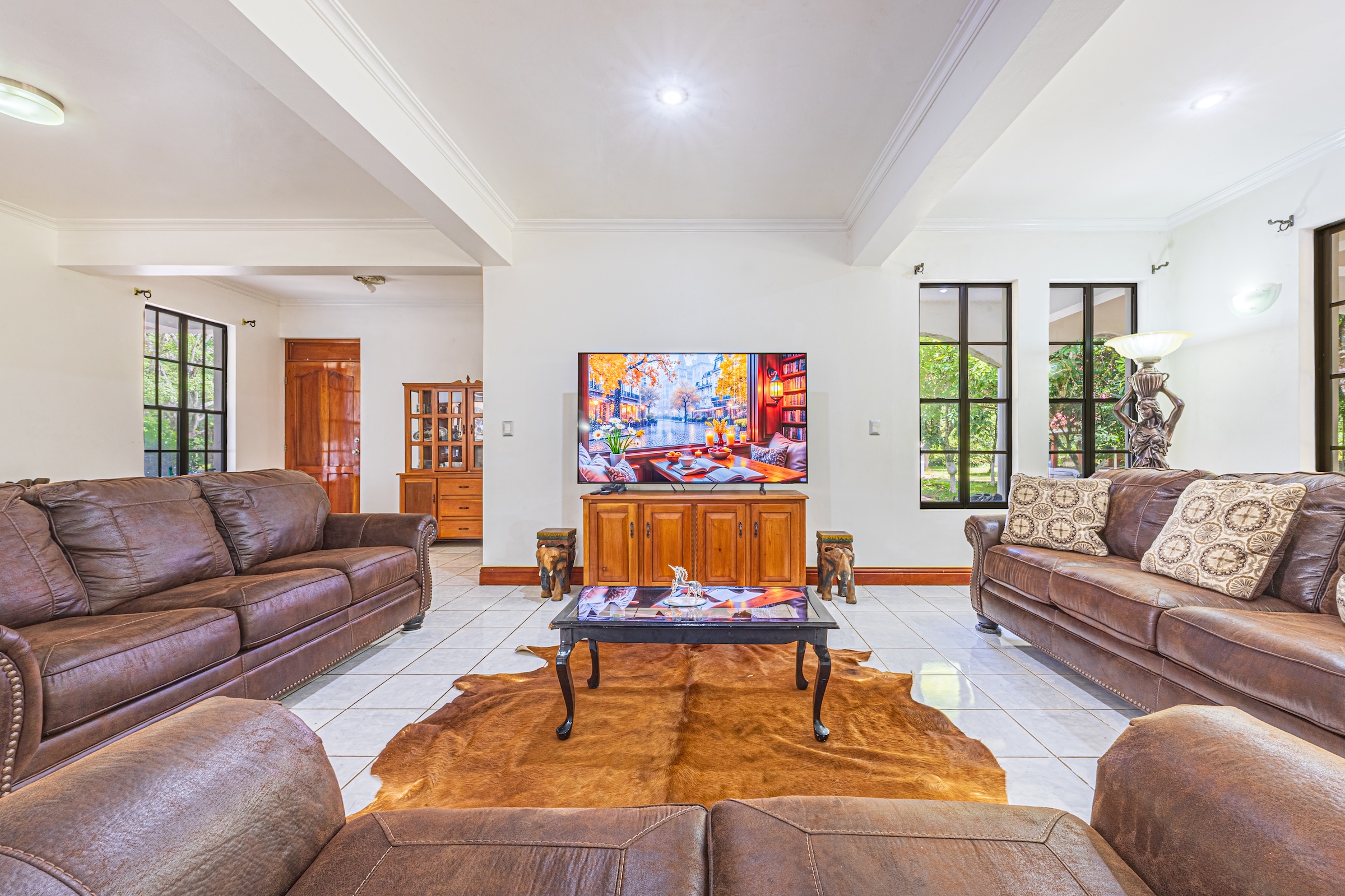 TWO-STORY FAMILY RESIDENCE WITH POOL AND EXPANSIVE GARDENS, IN PÉREZ ZELEDÓN – 4.58 ACRES