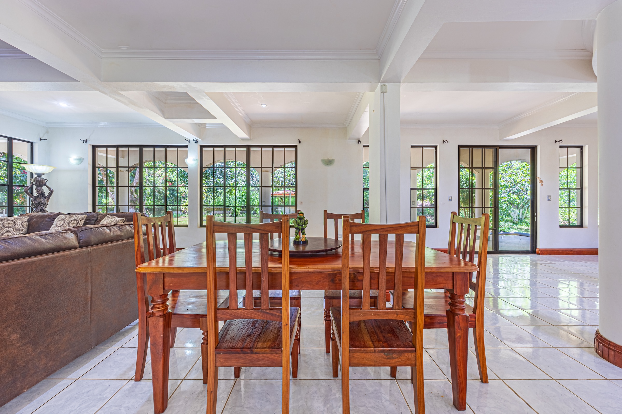 TWO-STORY FAMILY RESIDENCE WITH POOL AND EXPANSIVE GARDENS, IN PÉREZ ZELEDÓN – 4.58 ACRES