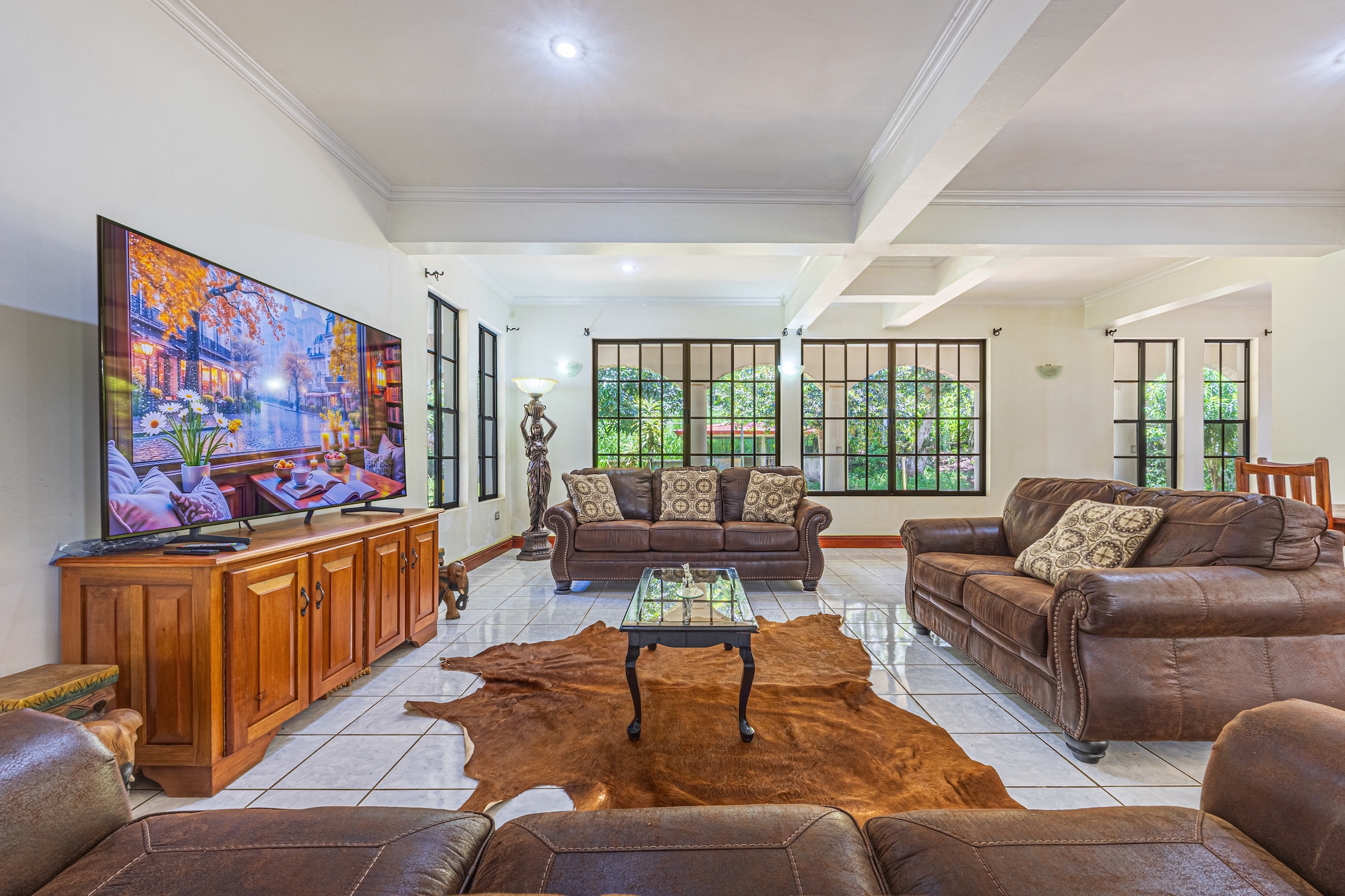 TWO-STORY FAMILY RESIDENCE WITH POOL AND EXPANSIVE GARDENS, IN PÉREZ ZELEDÓN – 4.58 ACRES
