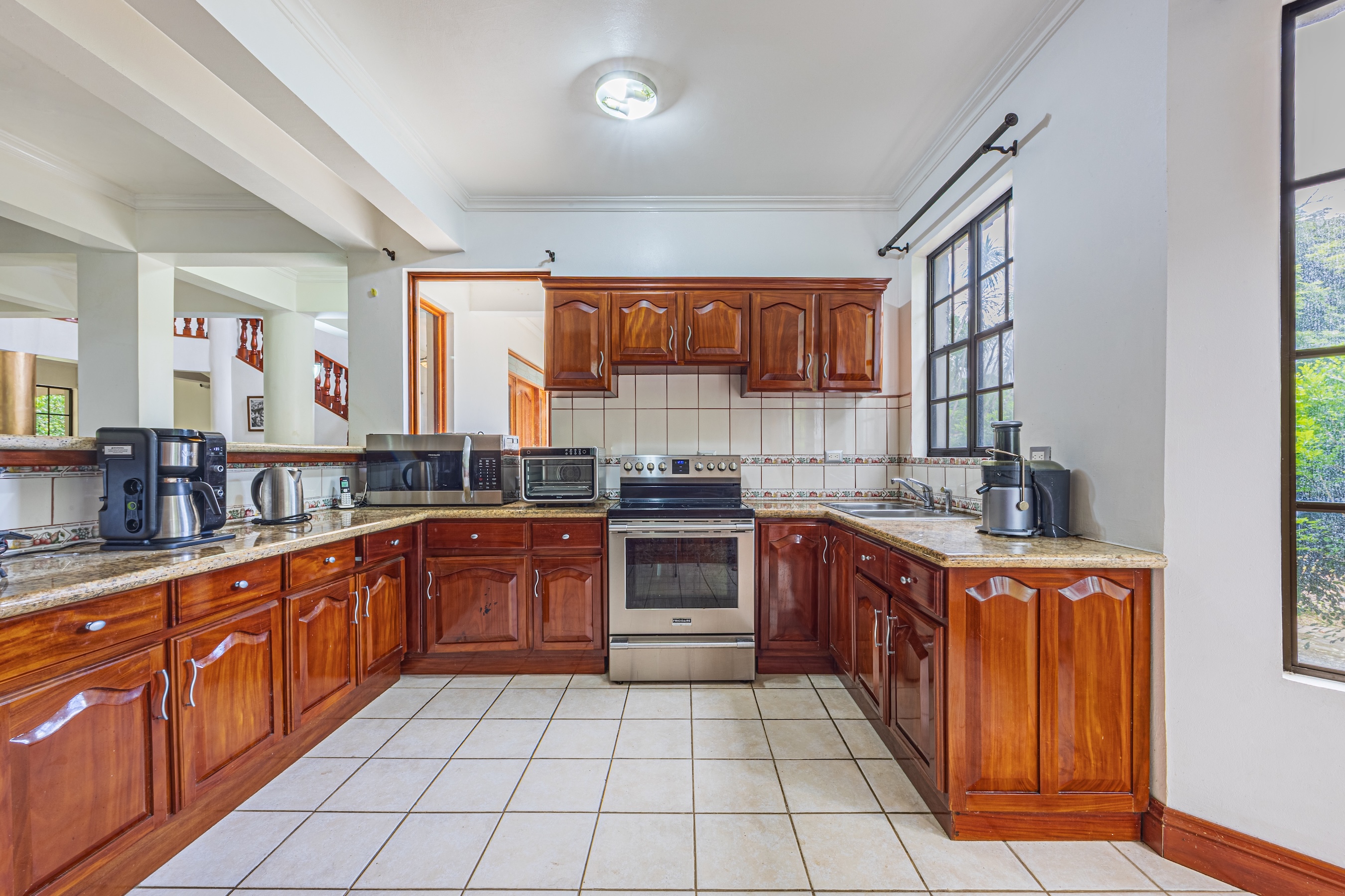TWO-STORY FAMILY RESIDENCE WITH POOL AND EXPANSIVE GARDENS, IN PÉREZ ZELEDÓN – 4.58 ACRES