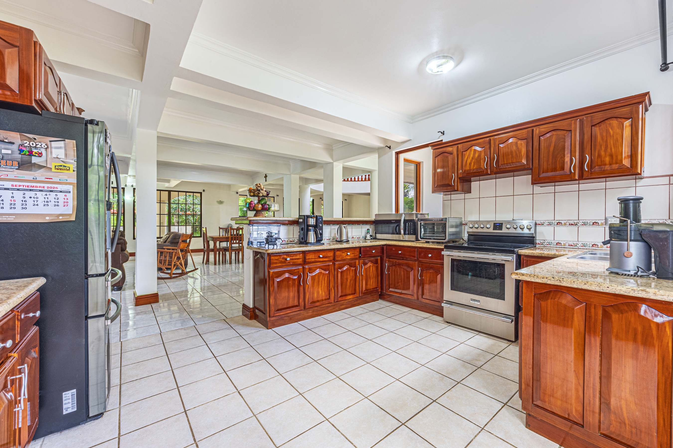 TWO-STORY FAMILY RESIDENCE WITH POOL AND EXPANSIVE GARDENS, IN PÉREZ ZELEDÓN – 4.58 ACRES