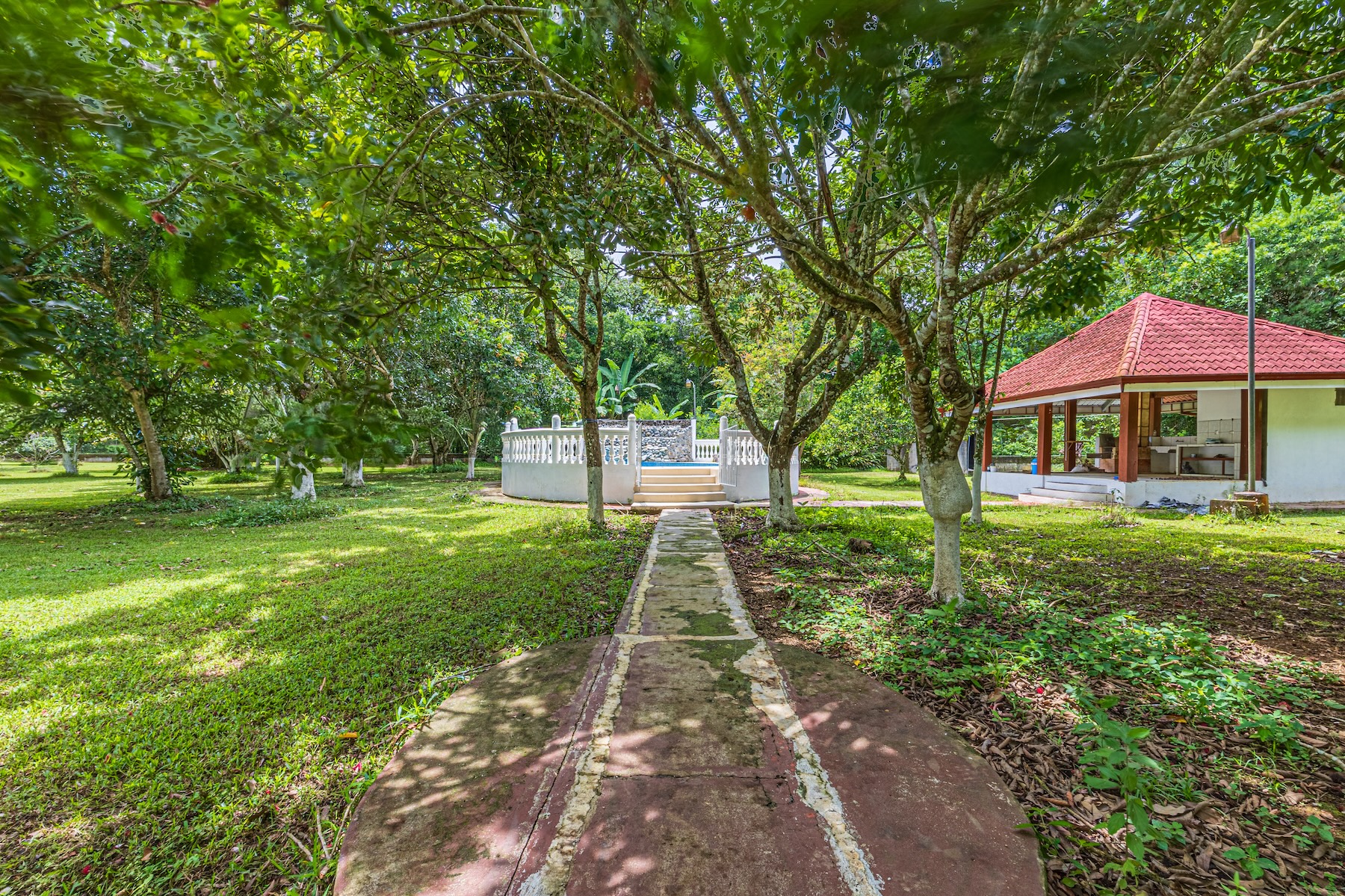 TWO-STORY FAMILY RESIDENCE WITH POOL AND EXPANSIVE GARDENS, IN PÉREZ ZELEDÓN – 4.58 ACRES