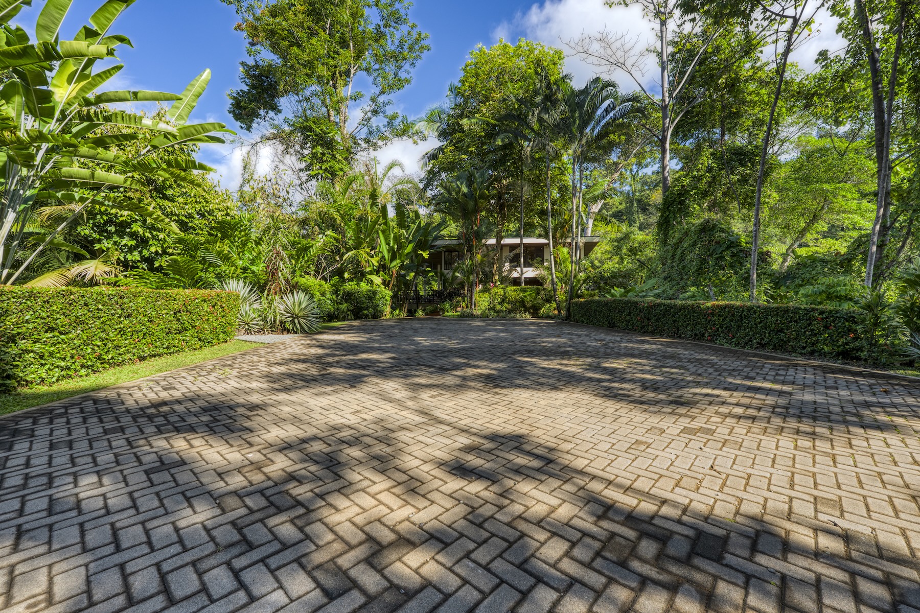 PRIVATE HOME WITH POOL, JUNGLE, AND PANORAMIC PACIFIC VIEWS, IN UVITA – 2.72 ACRES