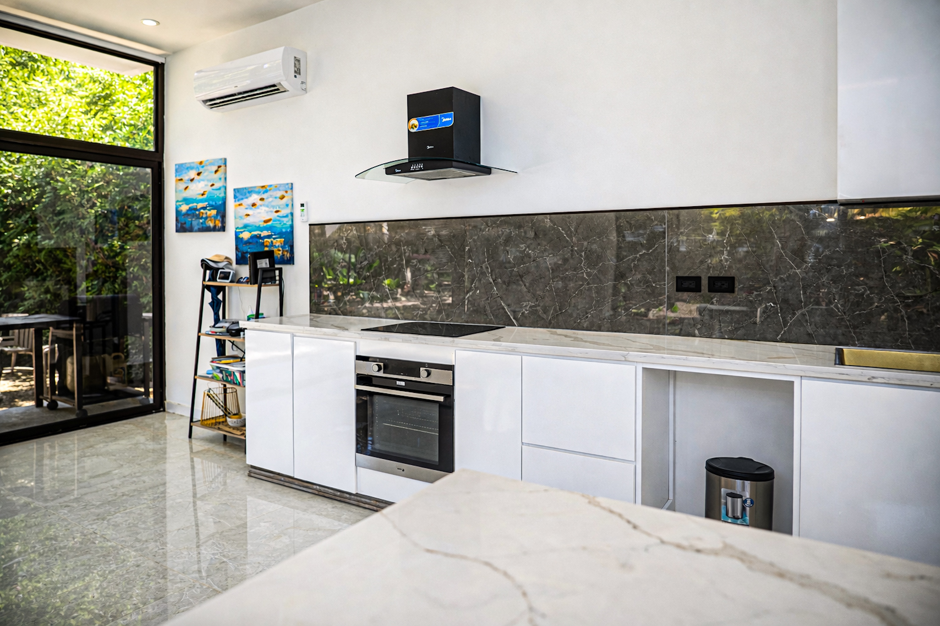 VILLA ROSAS: TROPICAL HOME WITH A POOL AND DEVELOPMENT POTENTIAL, IN UVITA