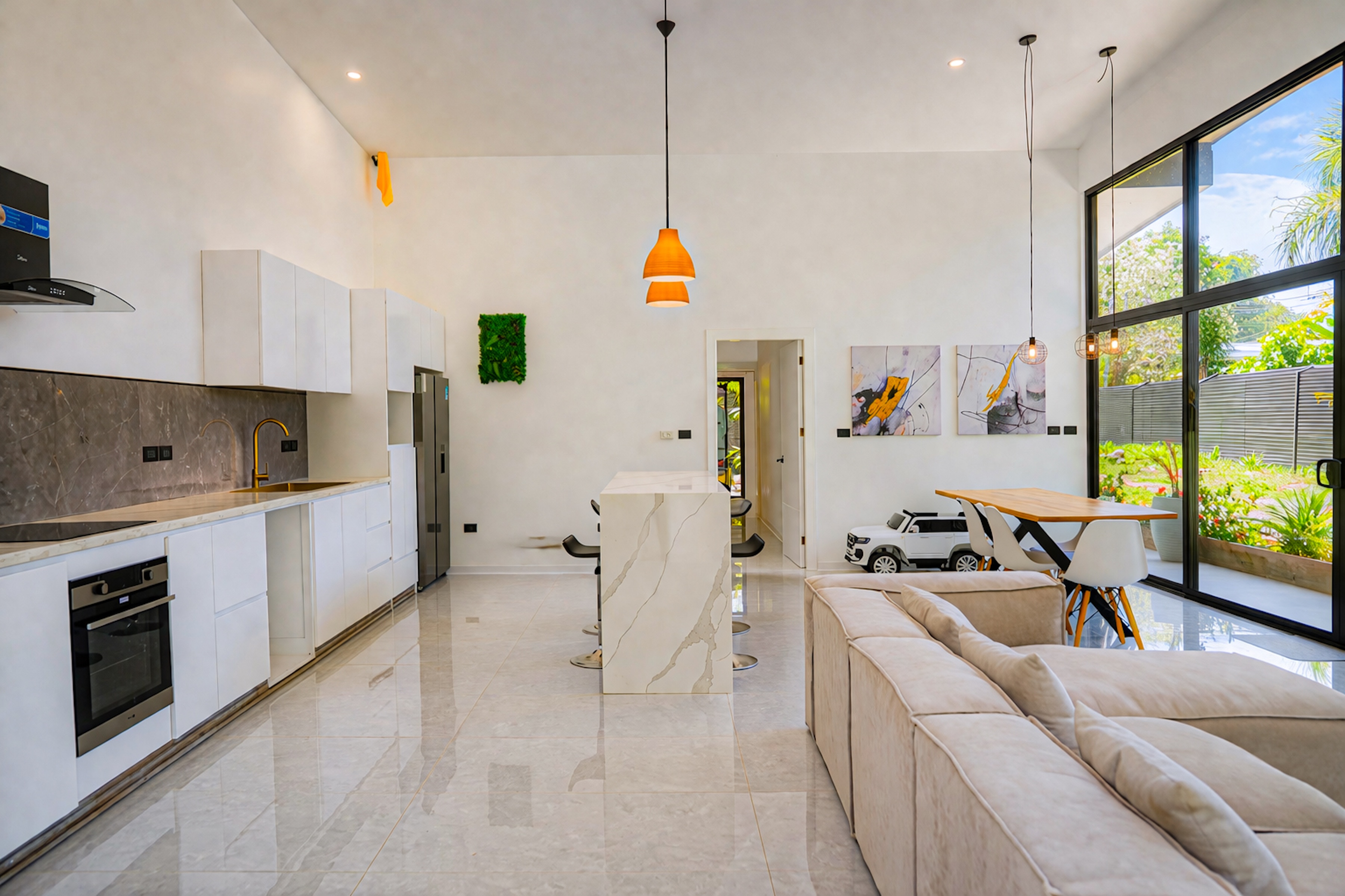 VILLA ROSAS: TROPICAL HOME WITH A POOL AND DEVELOPMENT POTENTIAL, IN UVITA