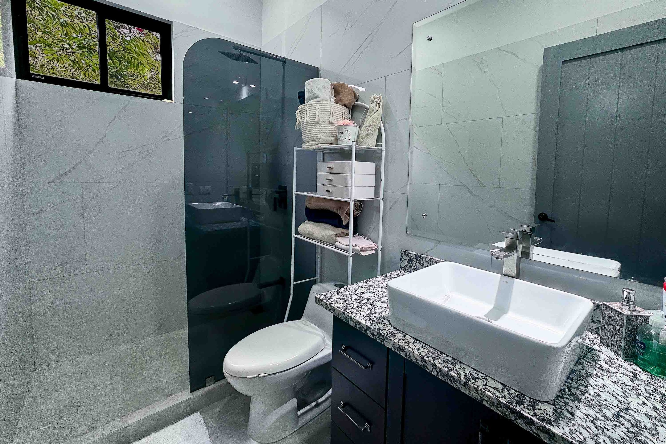 FULLY FURNISHED 2-BEDROOM HOUSE, IN QUEPOS, NEAR MANUEL ANTONIO