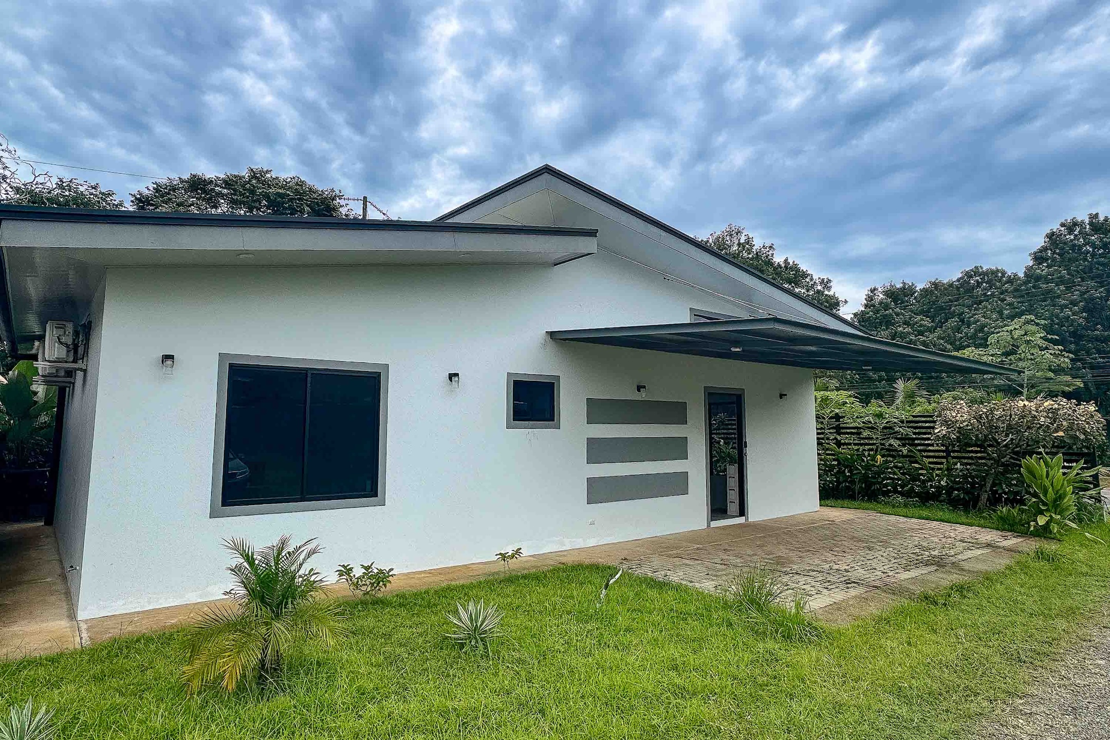 FULLY FURNISHED 2-BEDROOM HOUSE, IN QUEPOS, NEAR MANUEL ANTONIO