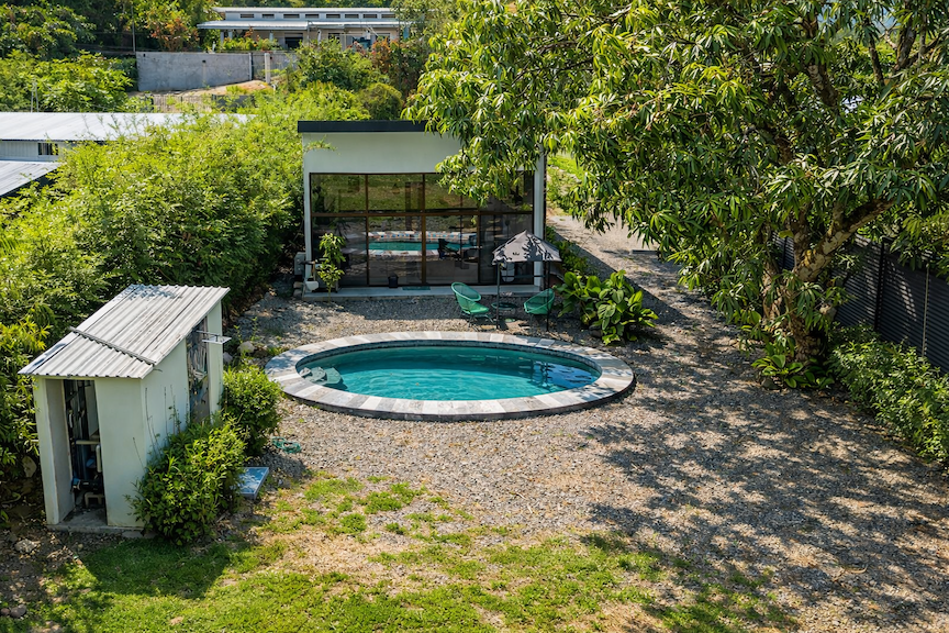 VILLA ROSAS: TROPICAL HOME WITH A POOL AND DEVELOPMENT POTENTIAL, IN UVITA