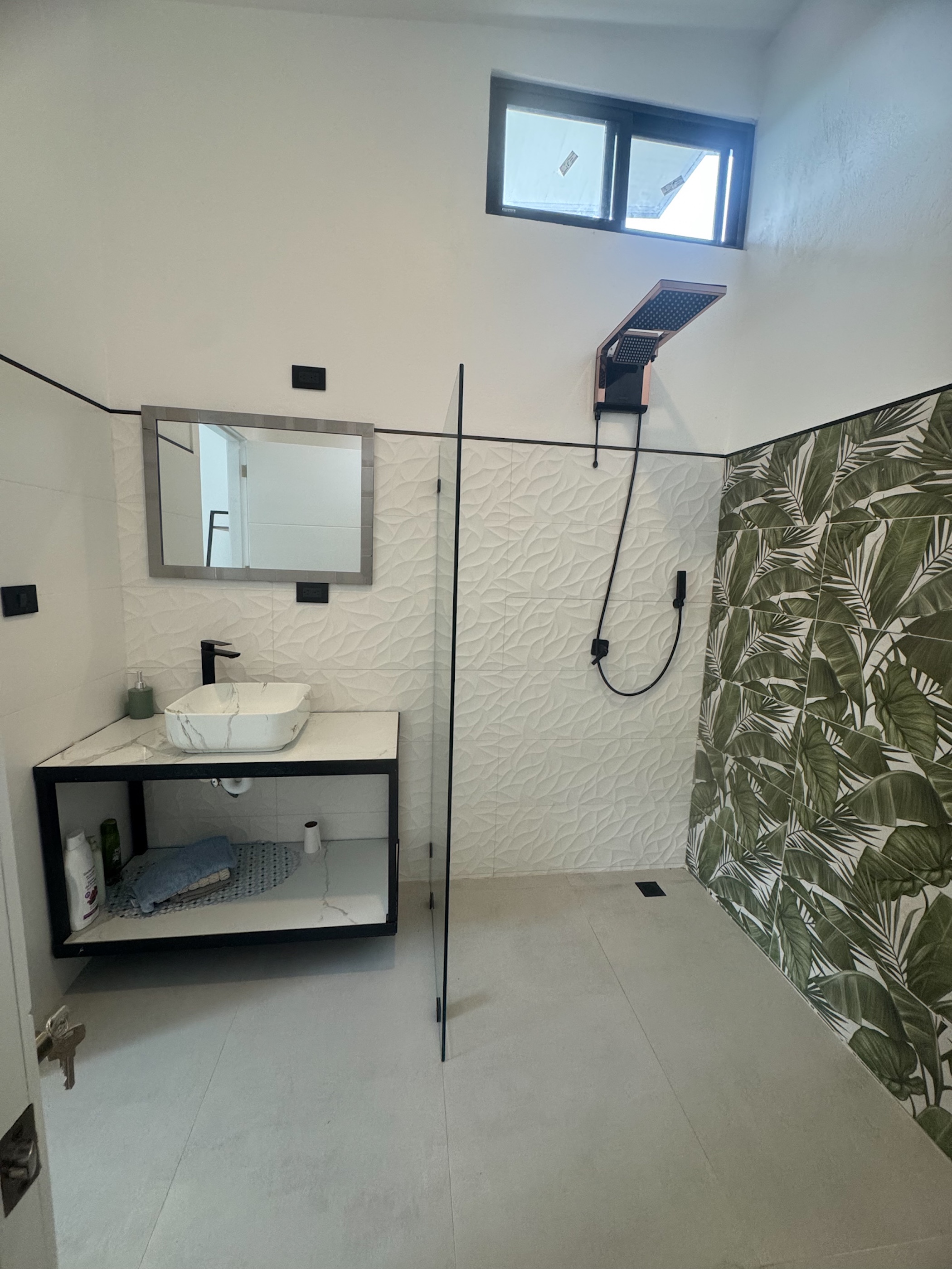 VILLA ROSAS: TROPICAL HOME WITH A POOL AND DEVELOPMENT POTENTIAL, IN UVITA