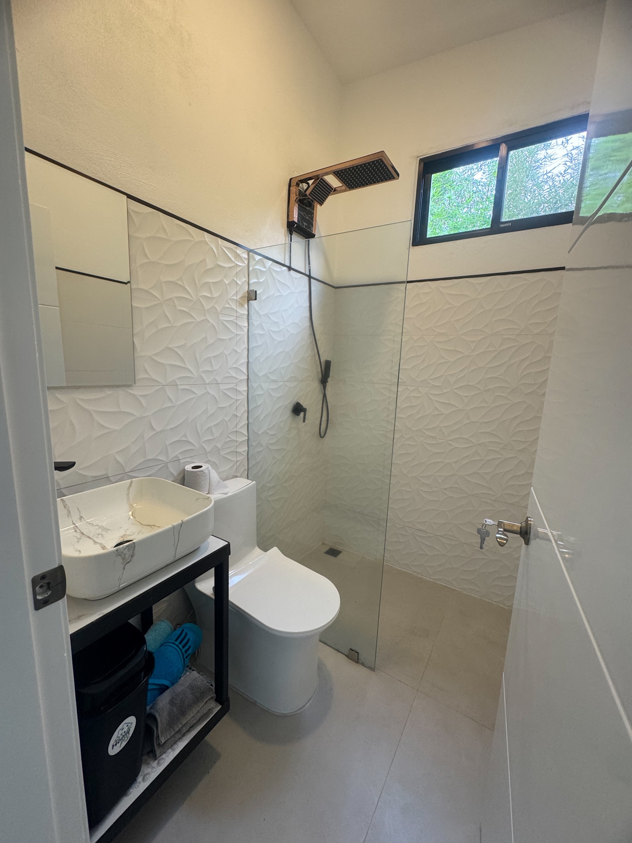 VILLA ROSAS: TROPICAL HOME WITH A POOL AND DEVELOPMENT POTENTIAL, IN UVITA