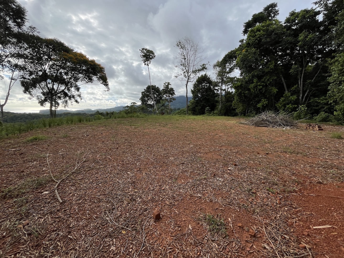 EXCLUSIVE 5.08-ACRE PROPERTY WITH OCEAN AND MOUNTAIN VIEWS, IN PUNTA MALA