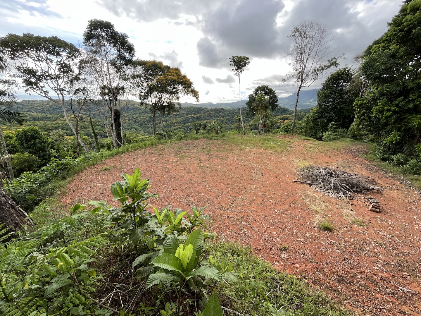EXCLUSIVE 5.08-ACRE PROPERTY WITH OCEAN AND MOUNTAIN VIEWS, IN PUNTA MALA