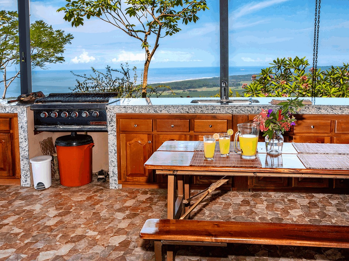 91.2-ACRE PRIVATE ESTATE WITH A MANSION, PANORAMIC OCEAN VIEWS, AND TROPICAL RAINFOREST, IN PLAYA MATAPALO