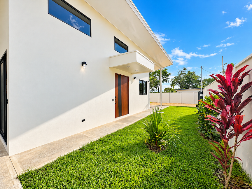 CONTEMPORARY 3-BEDROOM HOME WITH POOL AND TROPICAL GARDENS, IN UVITA – 0.11 ACRES